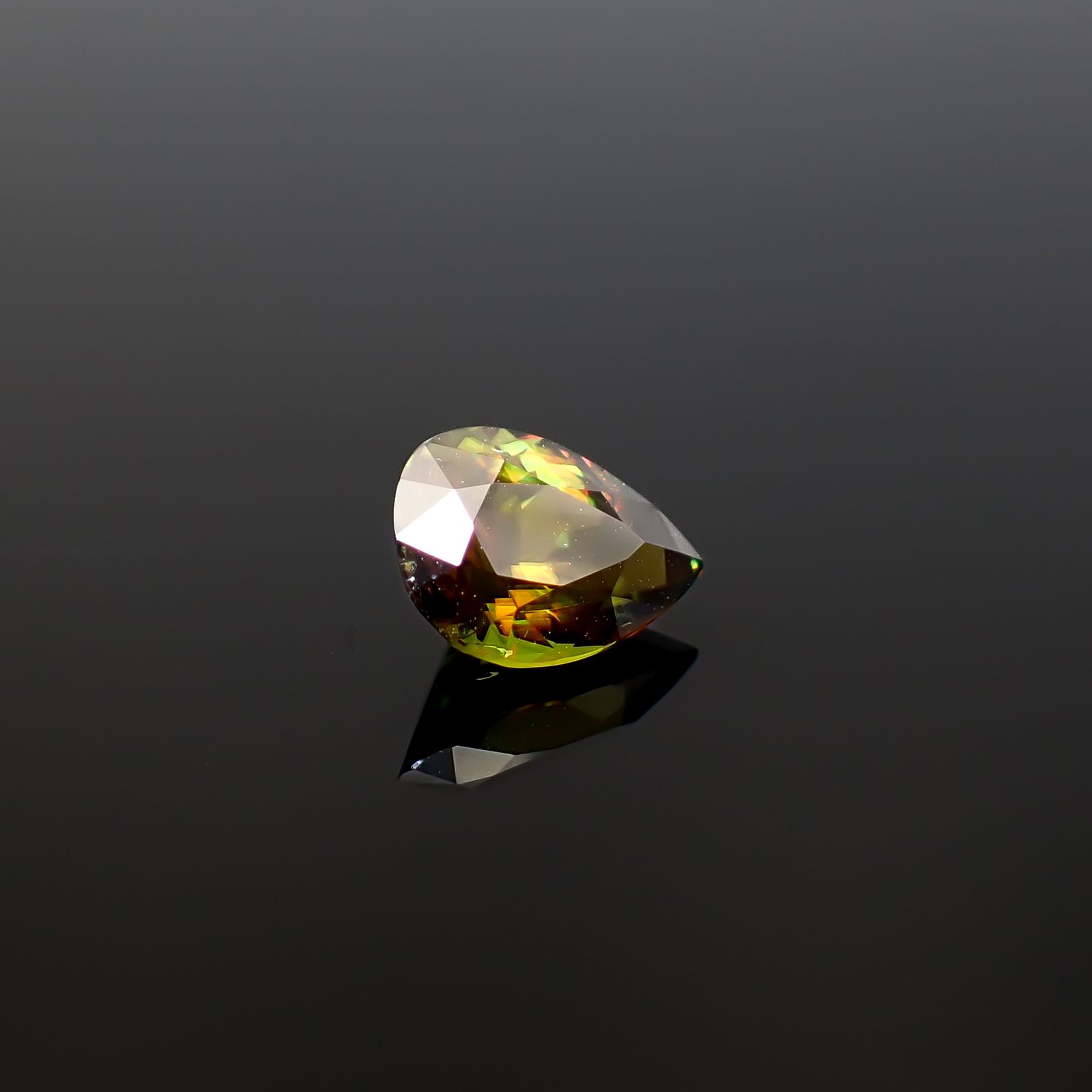 カラーチェンジスフェーン パキスタン産 1.78ct / 9.1x6.8mm前後 [260632491]
