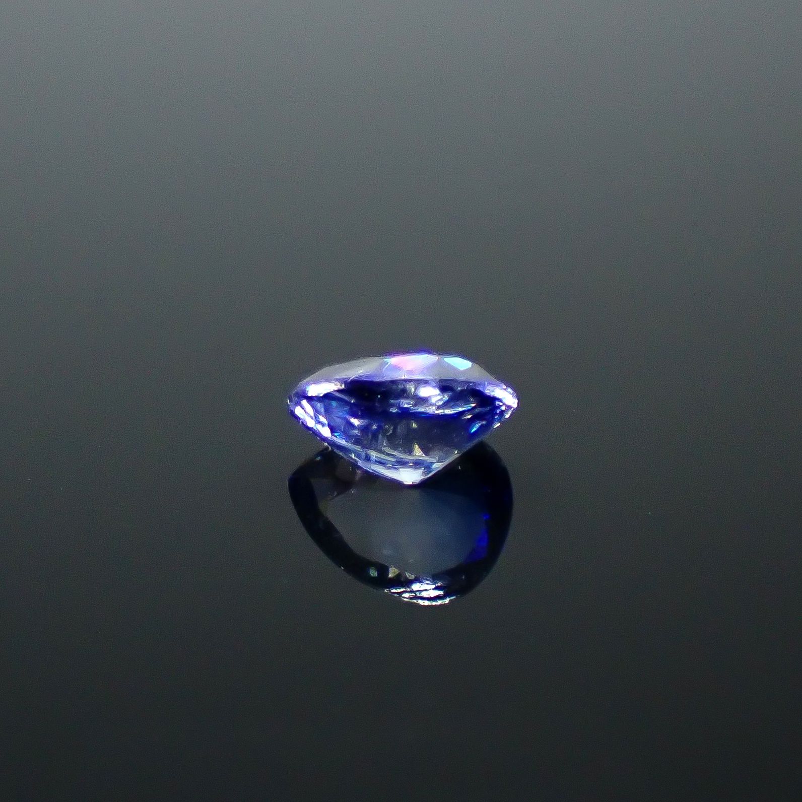 ベニトアイト アメリカ・カリフォルニア州産 0.63ct / 6x4.9mm前後 [251031292]