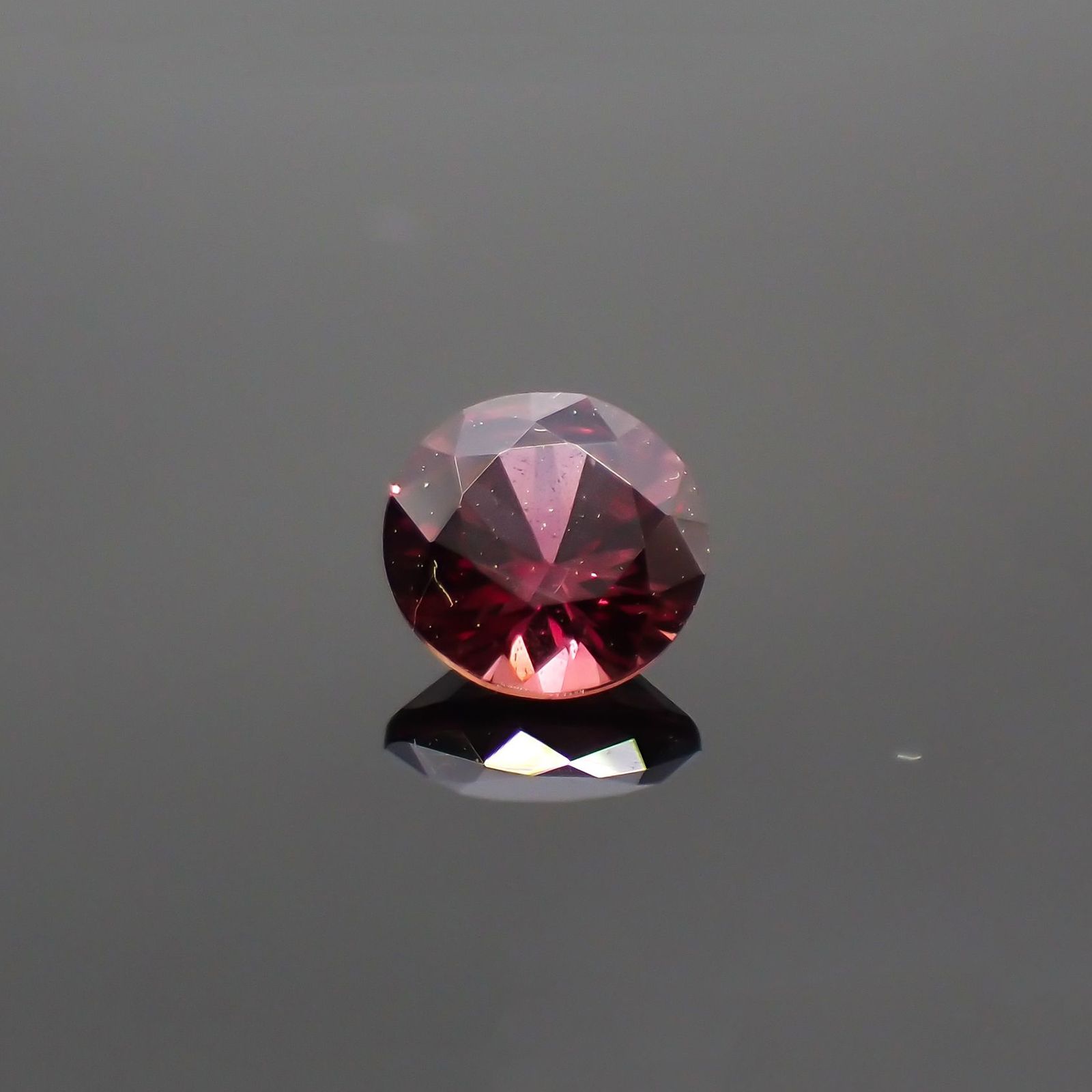 バーガンディーサファイア(宝石名サファイア)タンザニア産 識別済 0.40ct / 4.5x4.4mm前後 [220115035]