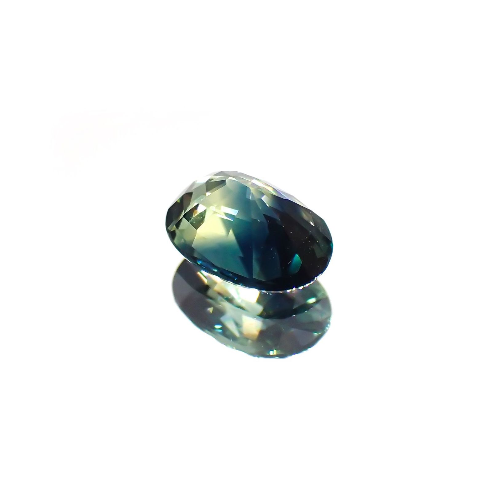 バイカラーサファイア(宝石名バイカラー・サファイア)マダガスカル/オーストラリア産 識別済 0.61ct / 5.8x4.2mm前後 [220114084]