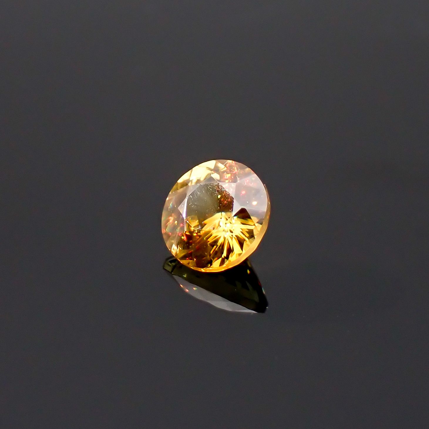 ゴールデンスフェーン マダガスカル産 0.48ct / 4.9x4.8mm前後 [260632358]