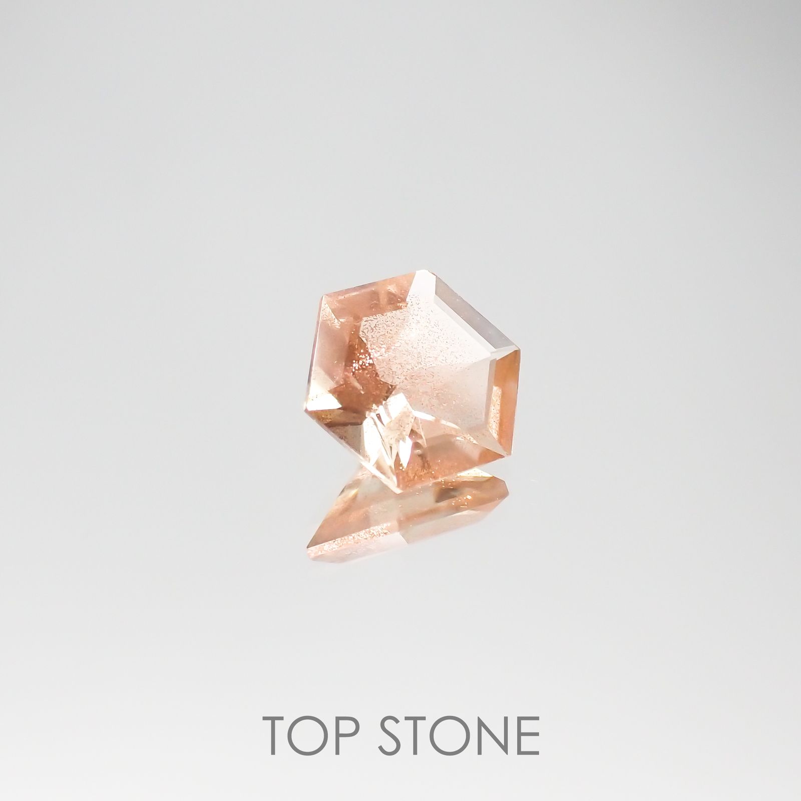 ◇ヘキサゴンカット◇オレゴンサンストーンSA(宝石名ラブラドライト) アメリカ・オレゴン州産 0.67ct 識別済[210610970]6×5.9mm前後