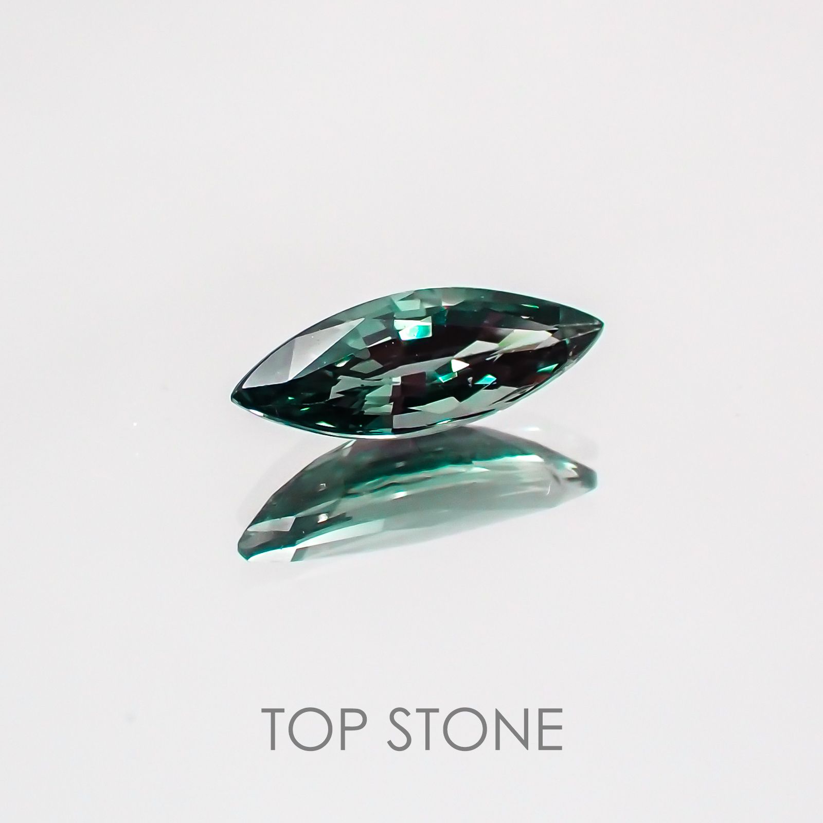カラーチェンジガーネット(アレキタイプ) マダガスカル・ベキリー産 ルース 0.91ct[21029475]10.3×3.7mm前後