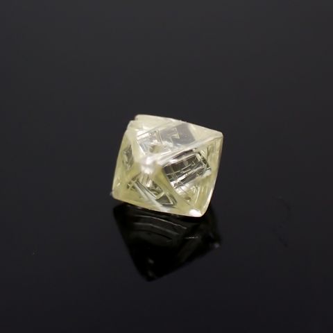 ソーヤブルダイヤモンド 原石(トライゴンあり/Trigon) ※通し穴あり(宝石名ダイアモンド) 0.29ct 識別済[230923454]4.1x4mm前後