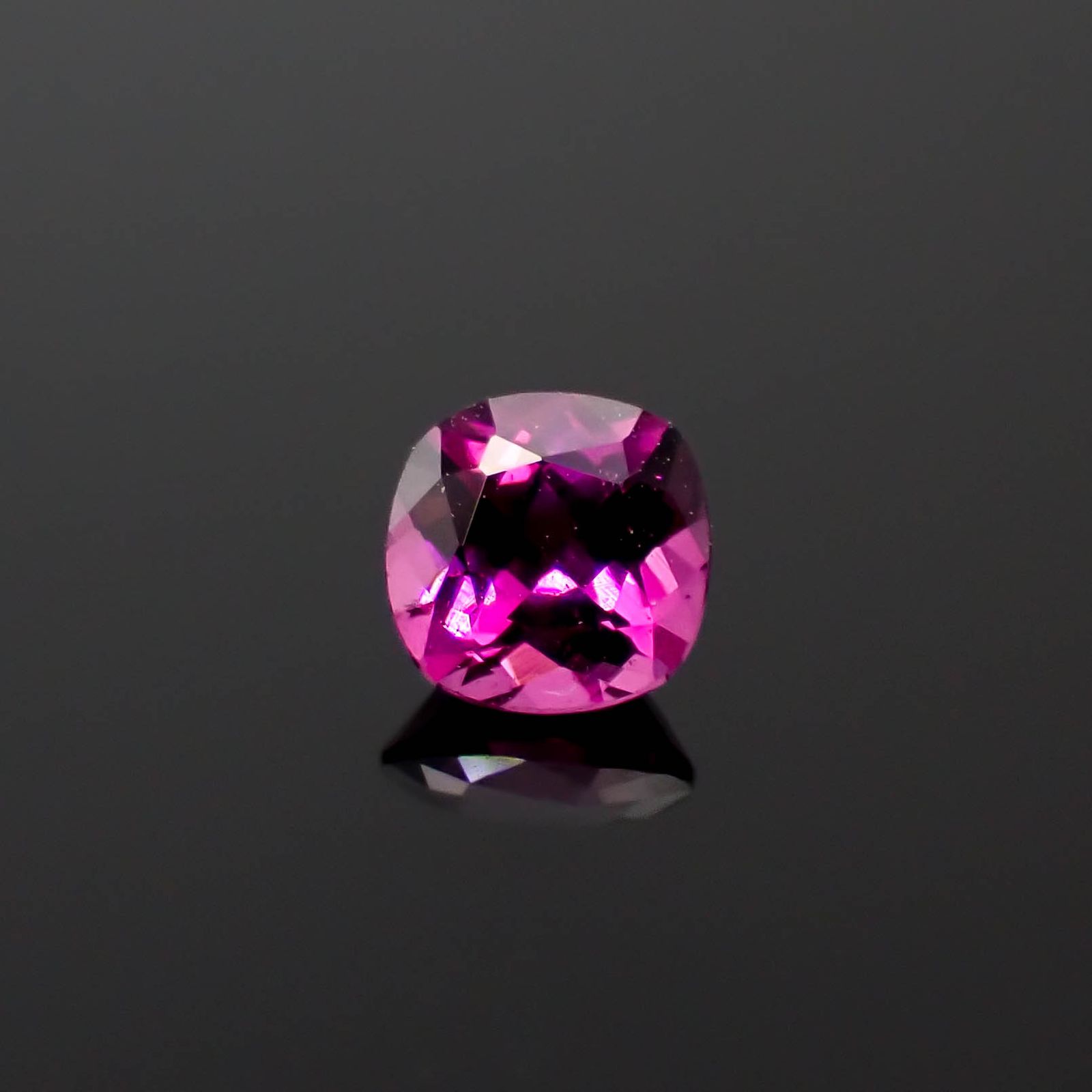 グレープガーネット(宝石名ガーネット)ブラジル産 0.50ct 識別済[240928707]4.4x4.4mm前後