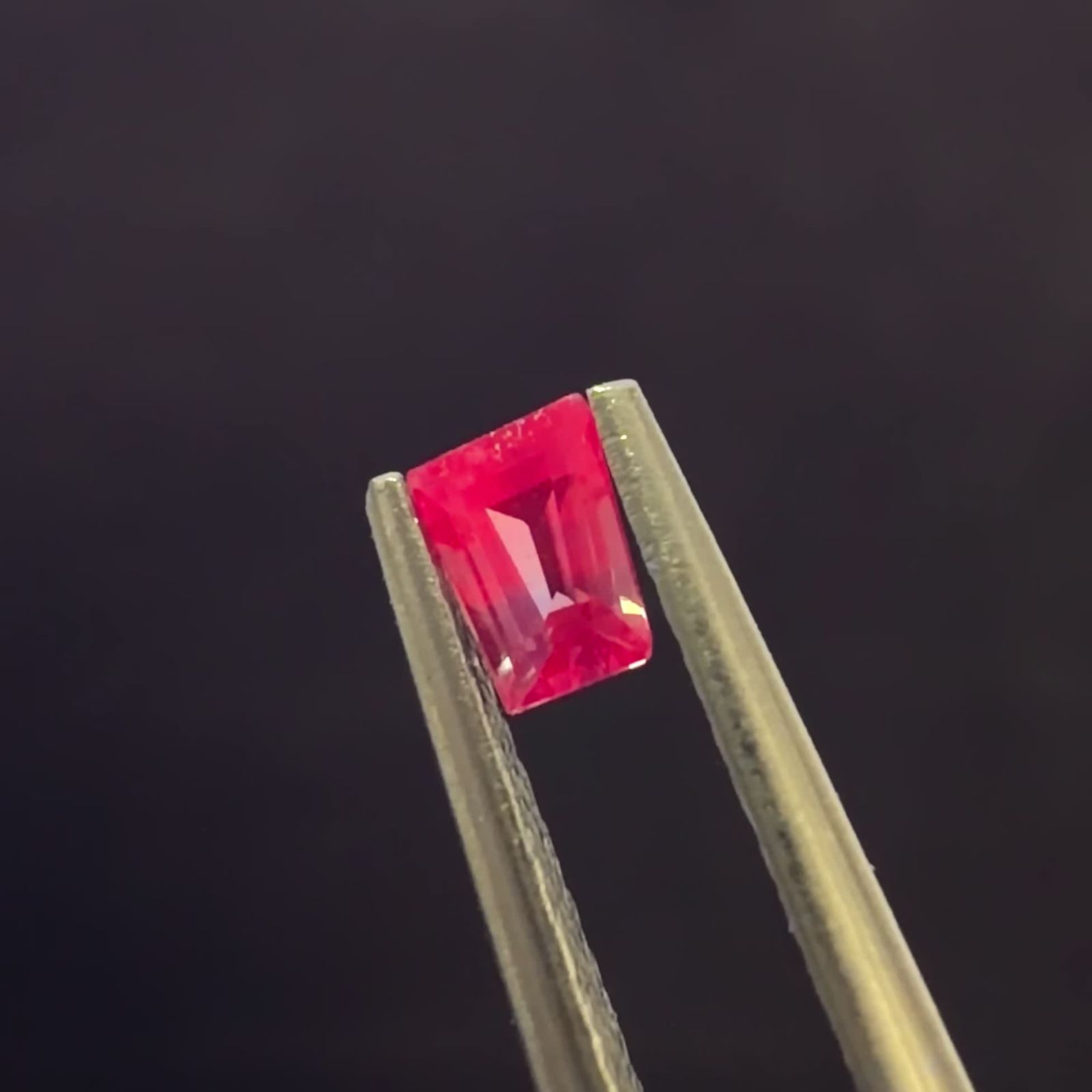 ウィンザーサファイア タンザニア・ウィンザー産 0.18ct / 3.8x2.8mm