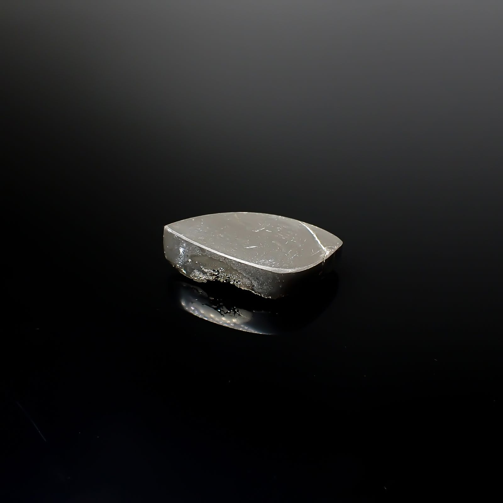 ◇フリーフォーム◇レインボーパイライト 原石 ロシア産 24.20ct[240326431]28.6x15.6mm前後