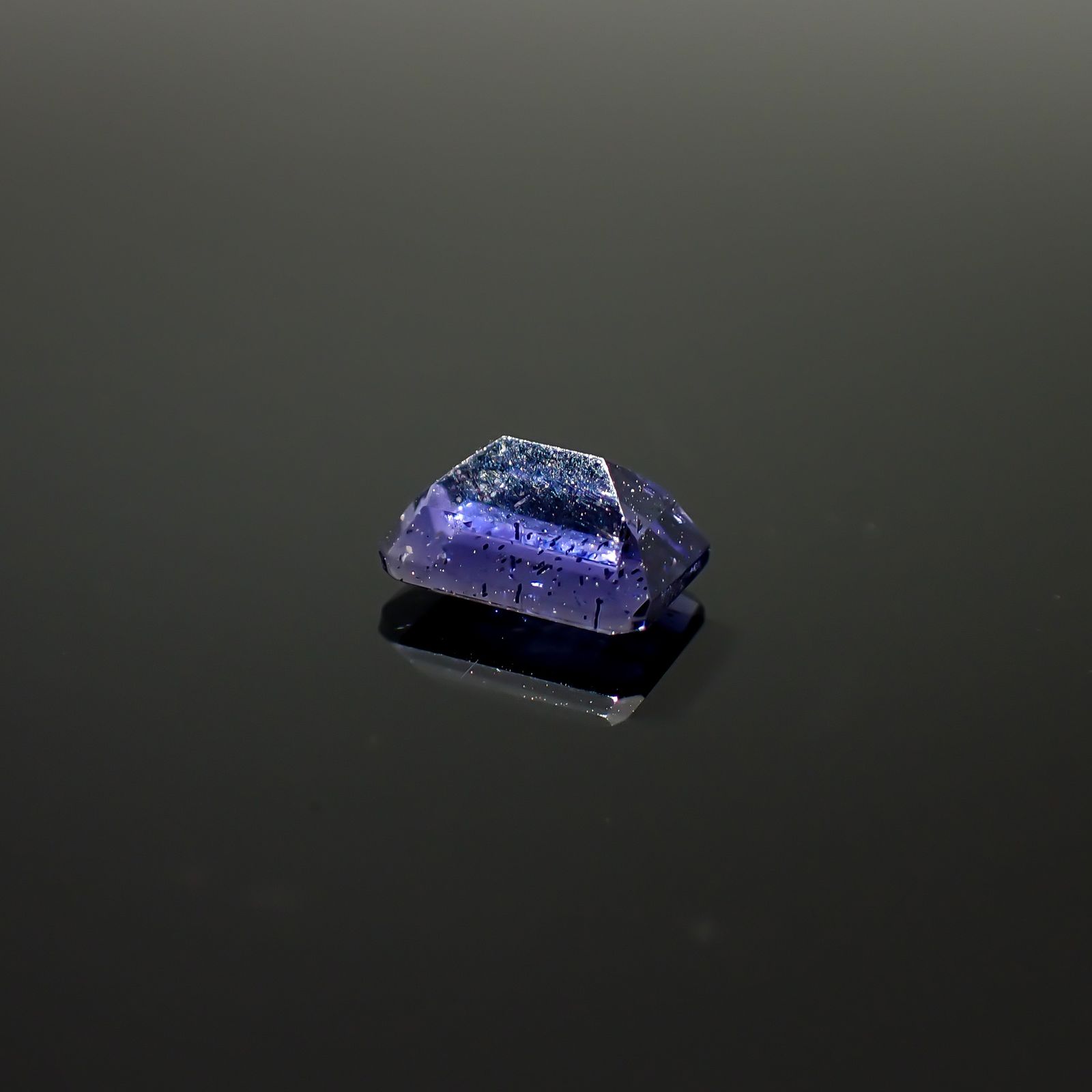 アイオライトサンストーン インド/ブラジル産 0.93ct / 6.9x4.9mm前後 [260932633]