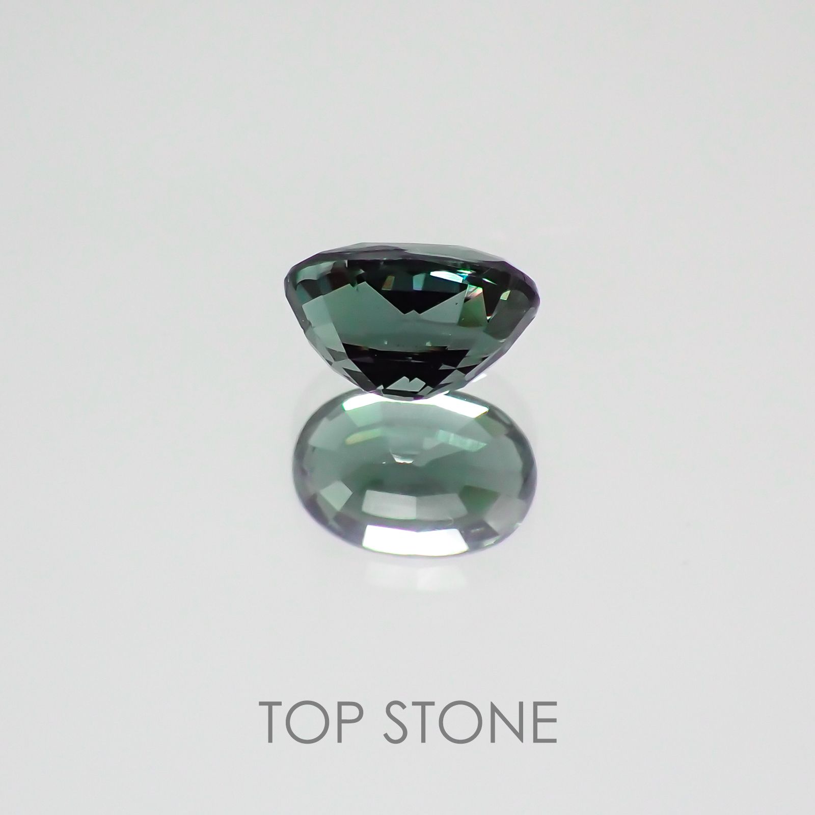 カラーチェンジガーネット(アレキタイプ) マダガスカル・ベキリー産 ルース 0.712ct[21029472]5.9×4mm前後
