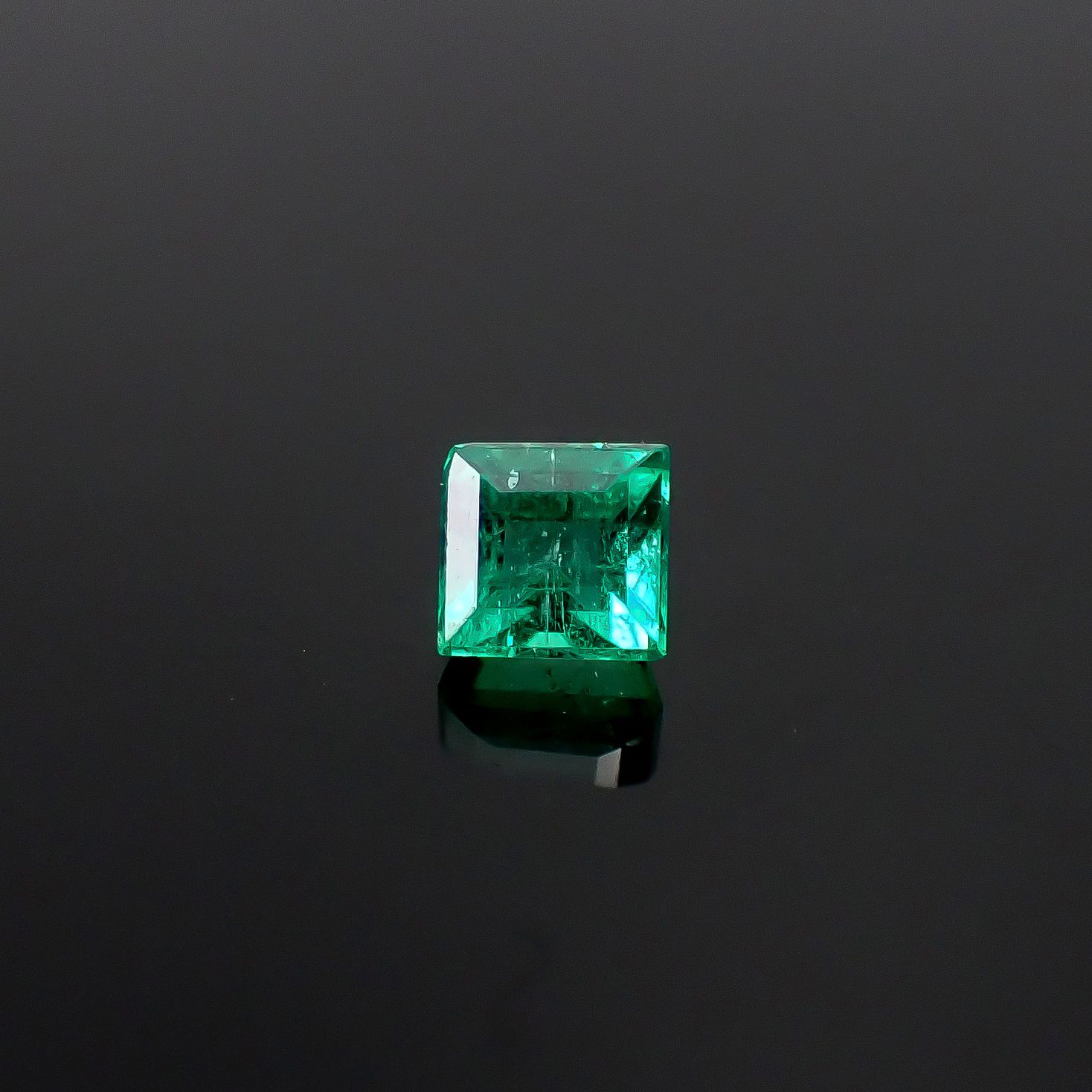 エメラルド コロンビア産 0.12ct / 2.7x2.6mm前後 [260131524]