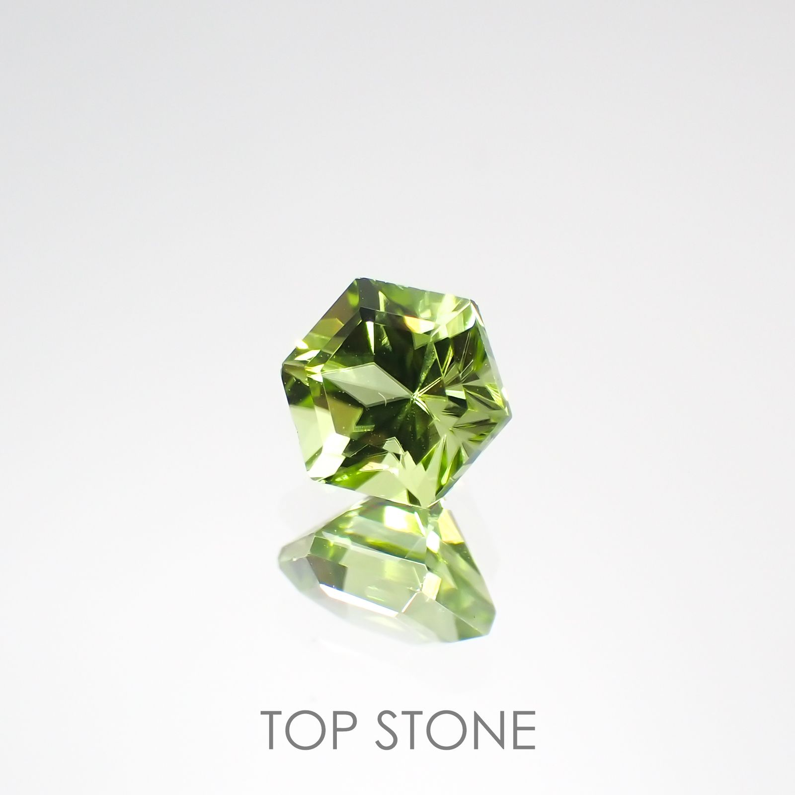 ◇ヘキサゴンカット◇ペリドット(宝石名ペリドット) パキスタン産 0.72ct 識別済[210813099]5×5mm前後