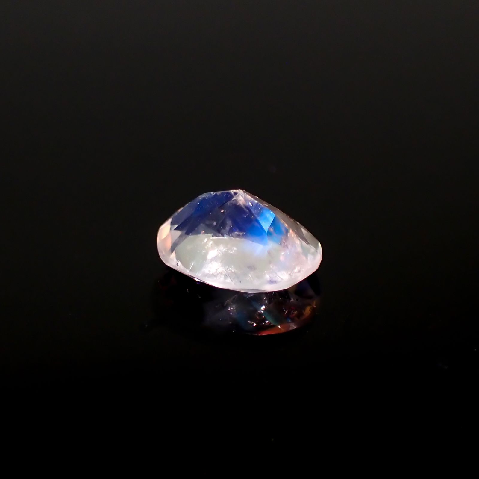 レインボームーンストーン タンザニア産 0.67ct[231023578]6.7x5.2mm前後
