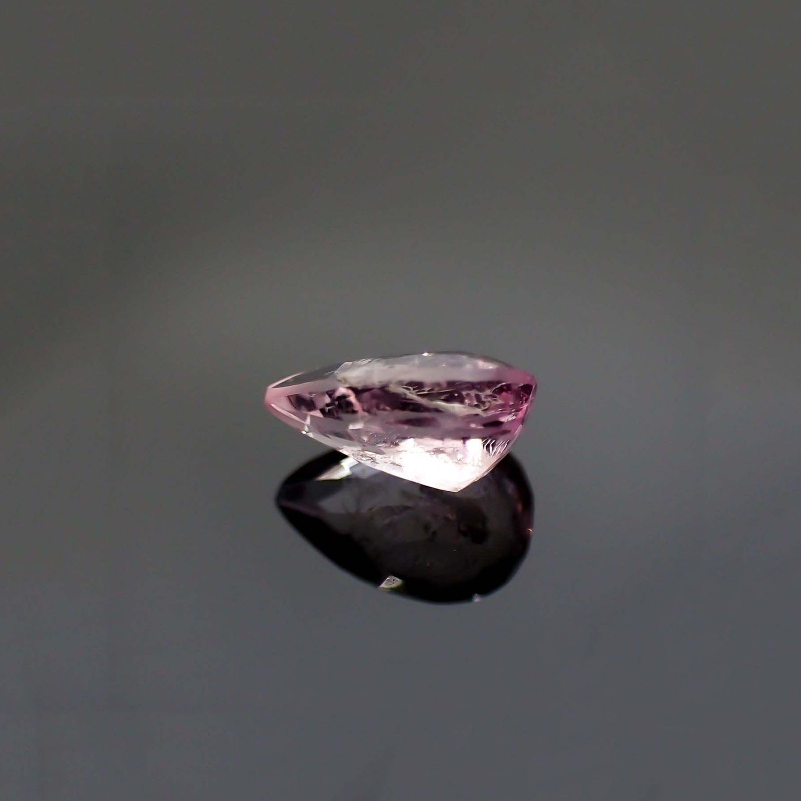 ピンクポードレッタイト(宝石名ピンク・ポードレッタイト)ビルマ産 ソ付(彩珠) 0.690ct / 7.3x5.1mm前後 [260722813]