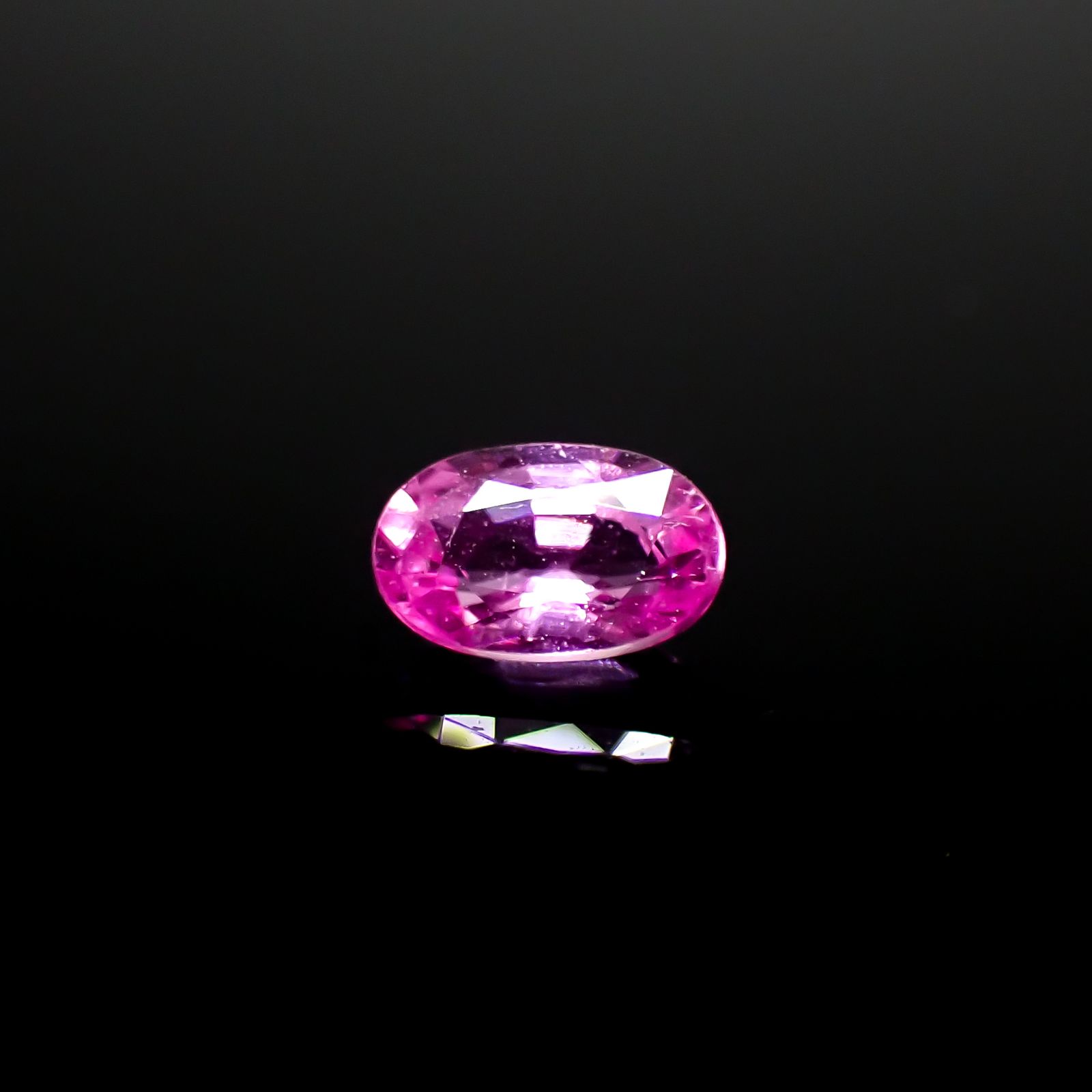 ネオンピンクサファイア スリランカ産 0.36ct[240728548]5.1x3.1mm前後