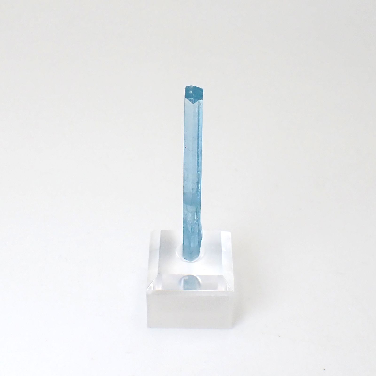 アクアマリン柱状結晶原石 ベトナム産 アクリル台座付き 22.59ct(4.518g) / 4.6x8.2x52.6mm前後 [260632330]