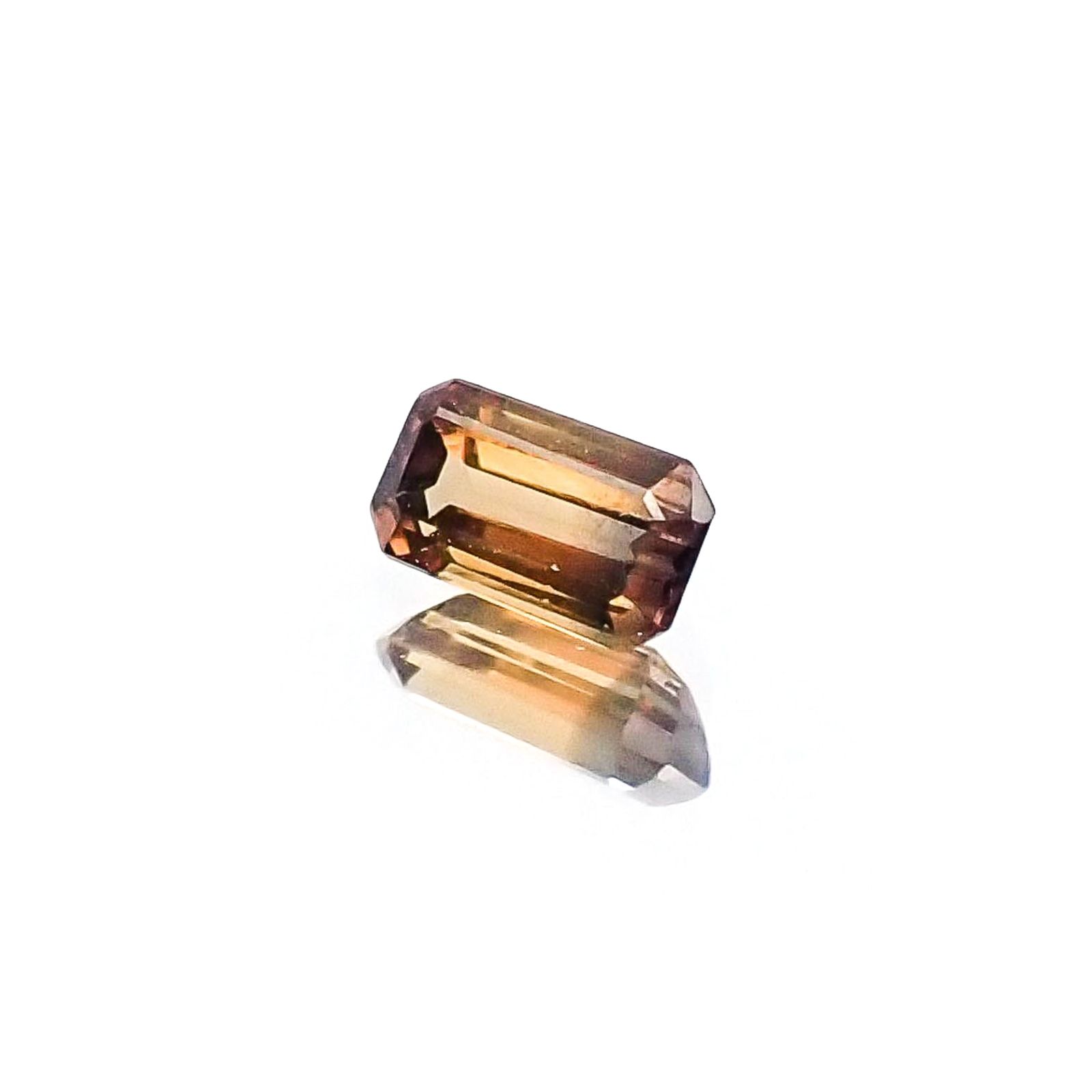 バイカラーサファイア(宝石名バイカラー・サファイア)タンザニア・ソンゲア鉱山産 識別済 0.17ct / 4x2.3mm前後 [220717150]