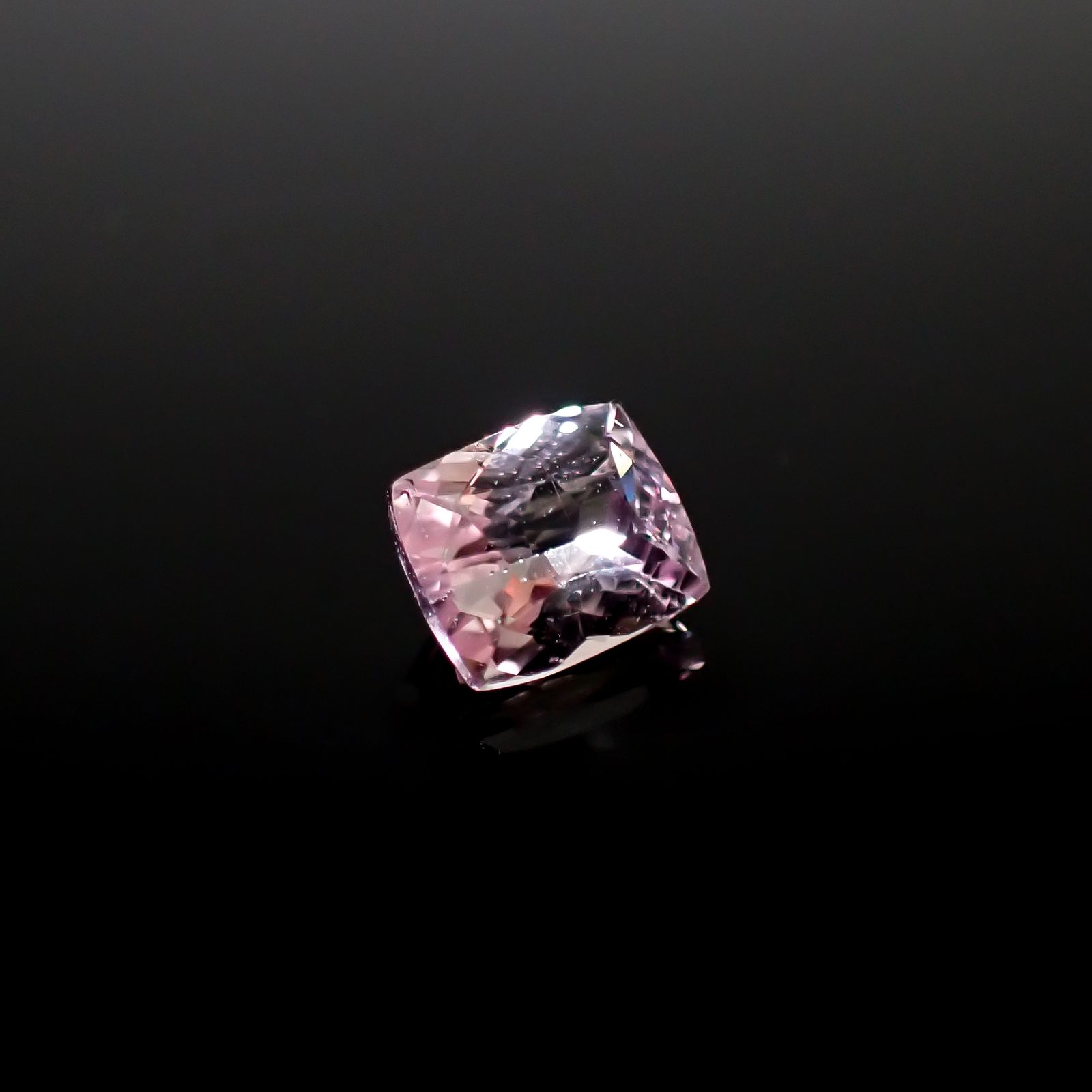 ピンクゾイサイト(宝石名ピンク・ゾイサイト)タンザニア産 0.620ct ソ付(彩珠)[241129502]5.3x4.3mm前後
