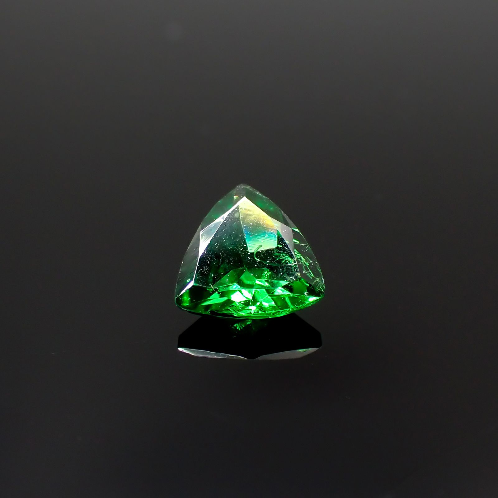 ツァボライト(宝石名ガーネット)タンザニア産 0.32ct 識別済[231224566]4.5x4.6mm前後