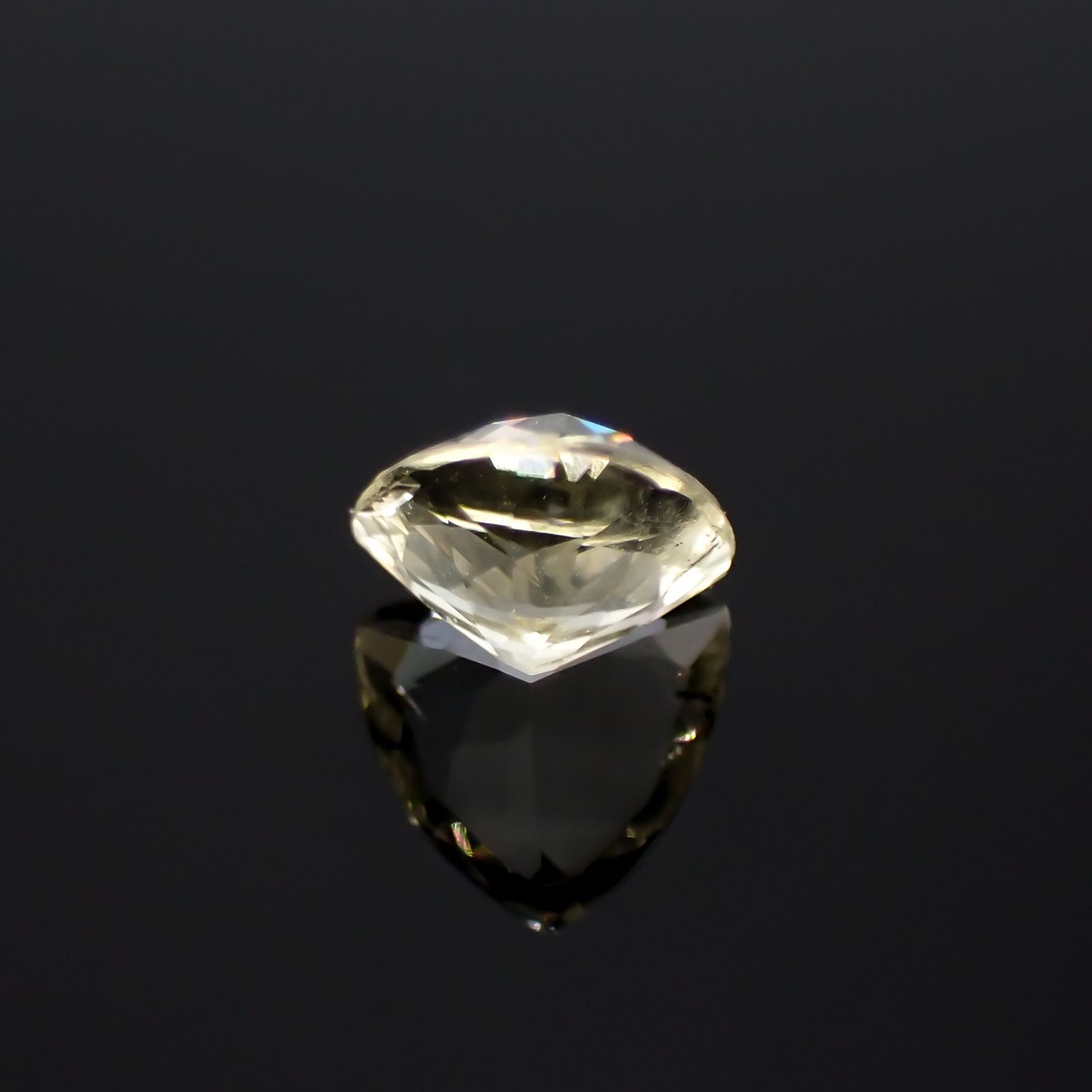 イエローダンビュライト(宝石名イエロー・ダンブライト)タンザニア産 0.33ct 識別済[220918008]4.7x4.7mm前後