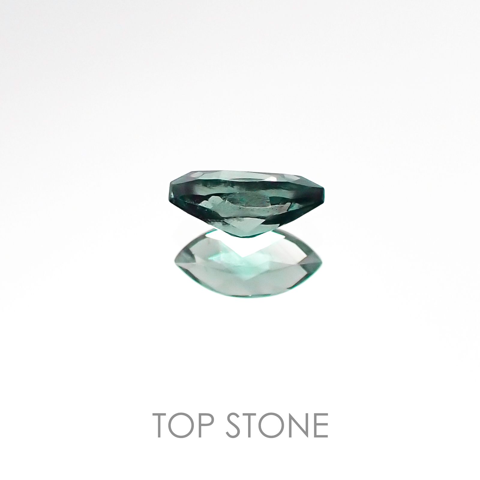 カラーチェンジガーネット(アレキタイプ)(宝石名ガーネット/カラーチェンジタイプ) マダガスカル・ベキリー産 0.23ct 識別済[20106597]5.2×2.6mm前後