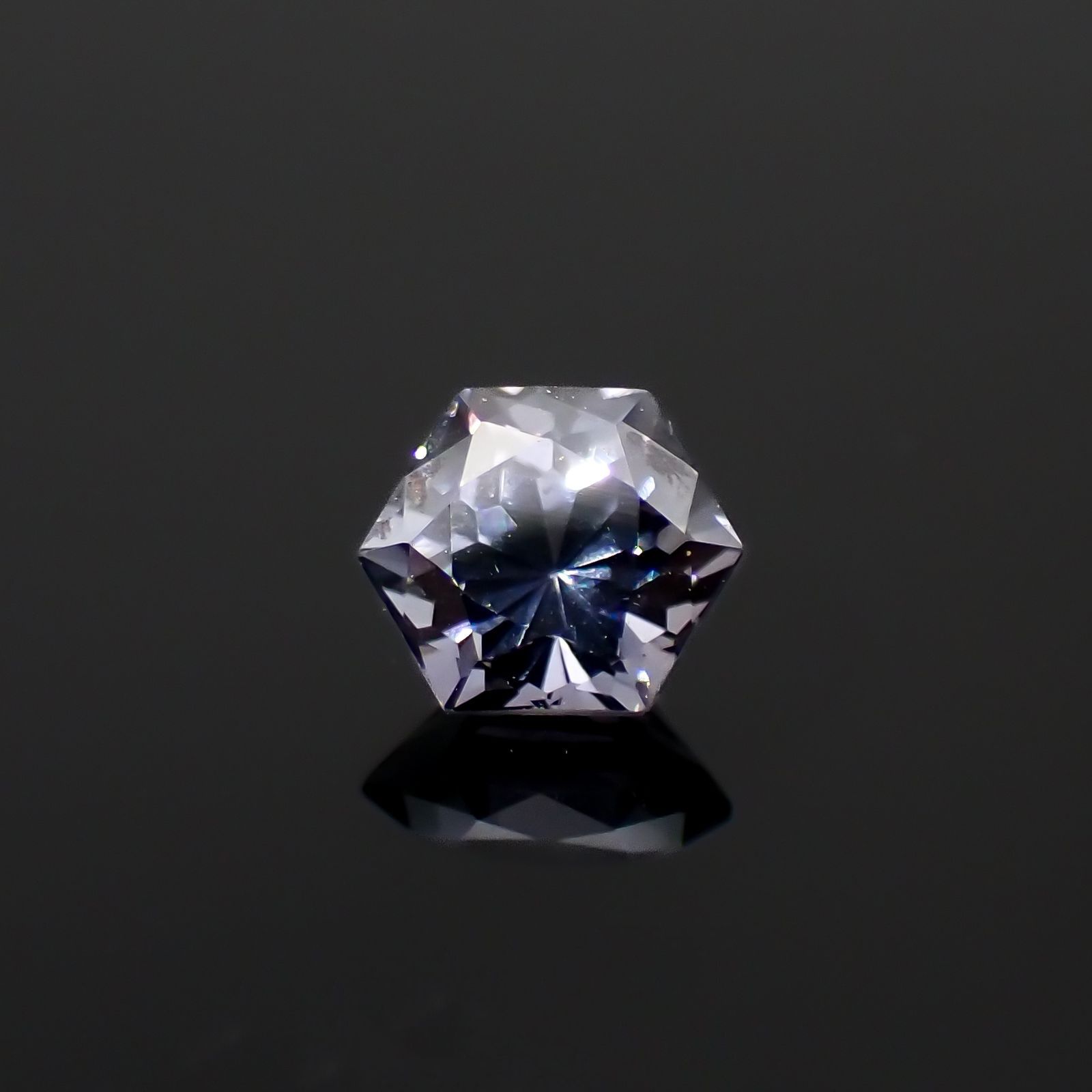 ◇ヘキサゴンカット◇バイオレットスピネル(宝石名スピネル)ビルマ/マダガスカル産 0.56ct 識別済[250220661]4.5x4.4mm前後