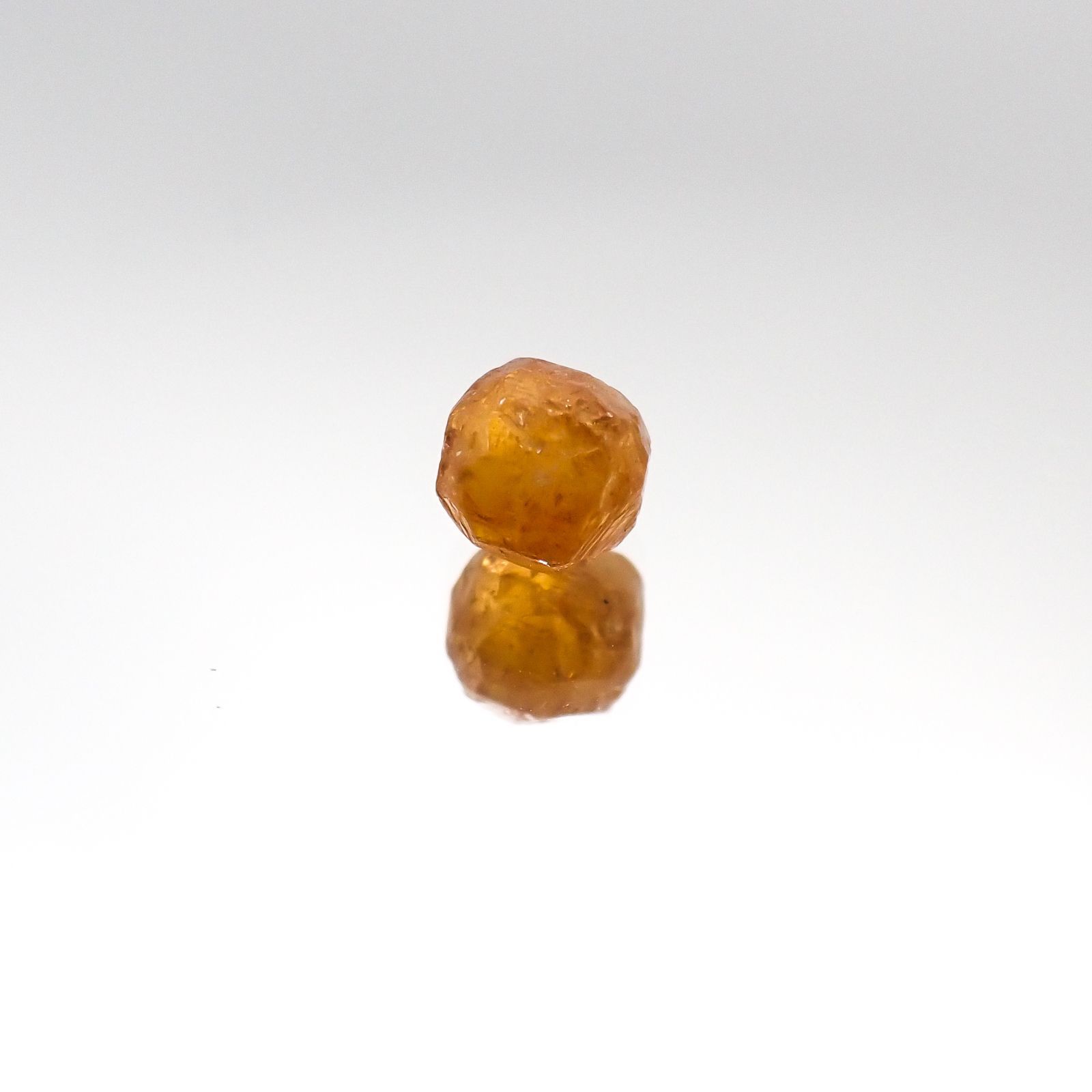 スペサルティンガーネット マンダリンオレンジカラー 原石(宝石名ガーネット)タンザニア産 1.14ct 識別済[231023938]5.3x4.9mm前後