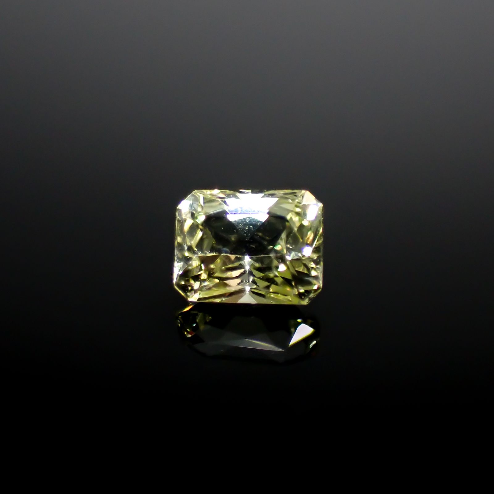 イエローアパタイト メキシコ産 0.64ct [241129469]5.5x4.3mm前後