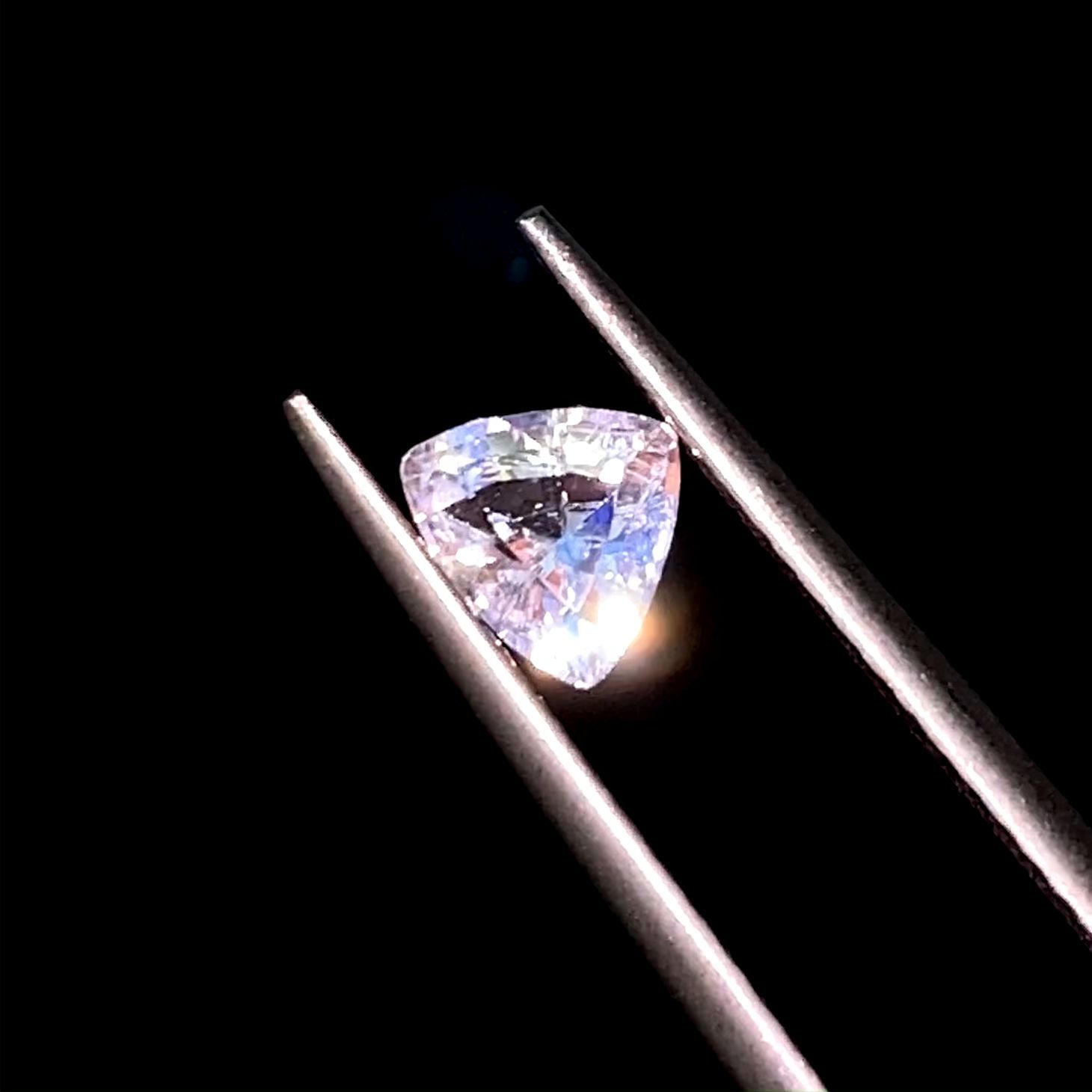 レインボームーンストーン(宝石名ラブラドライト)マダガスカル産 0.47