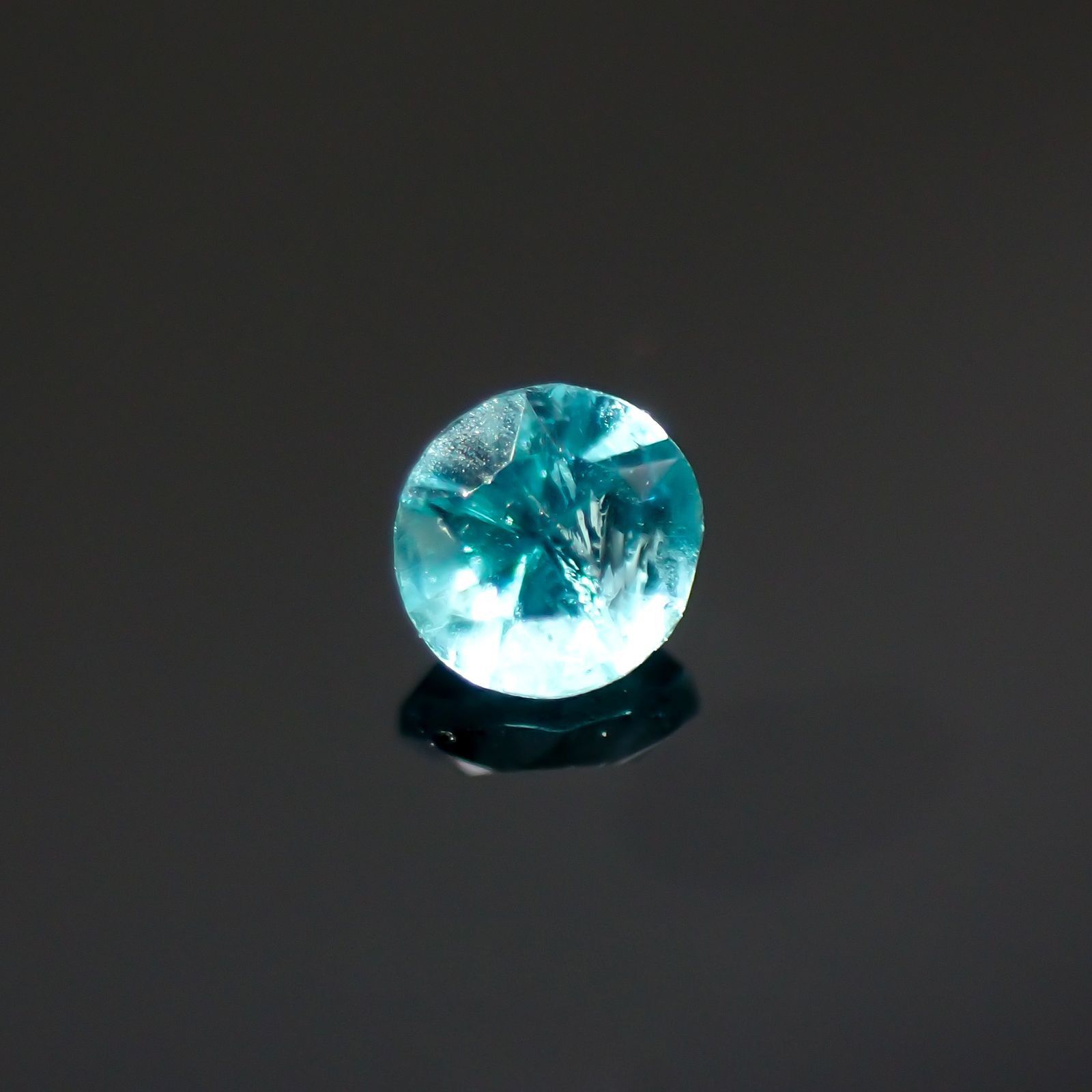 パライバトルマリン(宝石名トルマリン/別名パライバ・トルマリン)ブラジル産 識別済 0.041ct / 2.2x2.1mm前後[260116330]