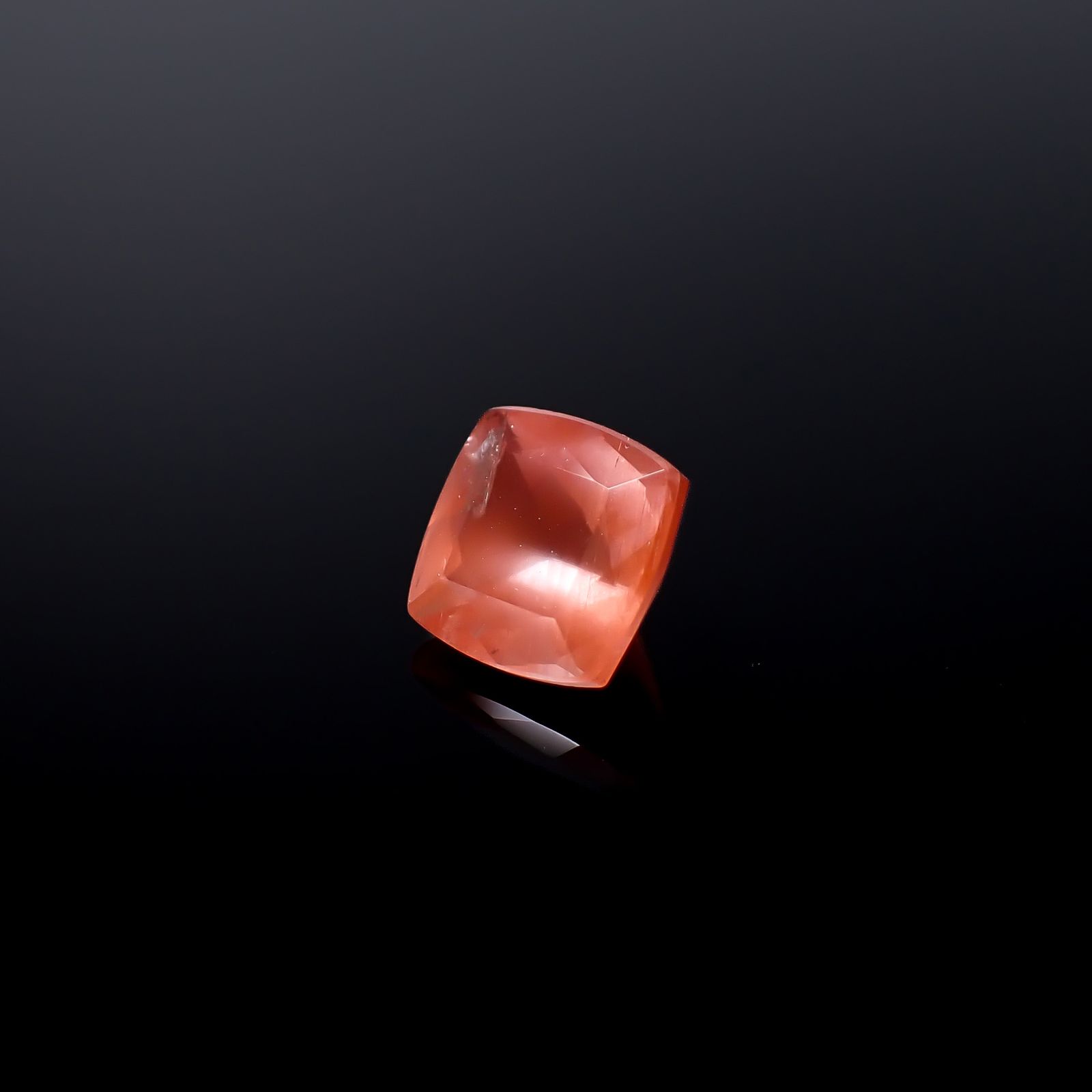 サンストーンスキャポライト(宝石名シーン・スキャポライト)タンザニア産 識別済 1.94ct / 7.6x7.6mm前後 [260832730]