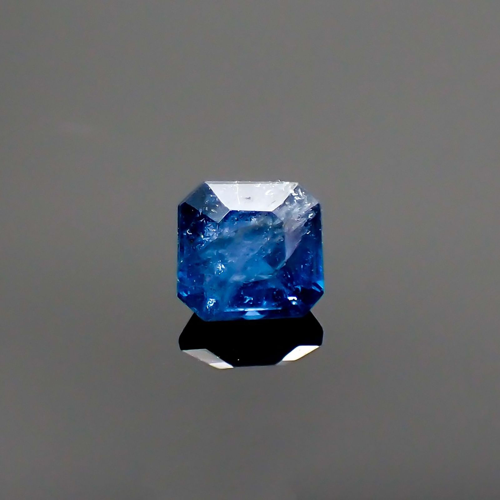 ガーナイト(宝石名 含コバルト・ガーナイト) ナイジェリア産 ソ付(彩珠) 0.398ct / 3.6x3.4mm前後 [260411552]