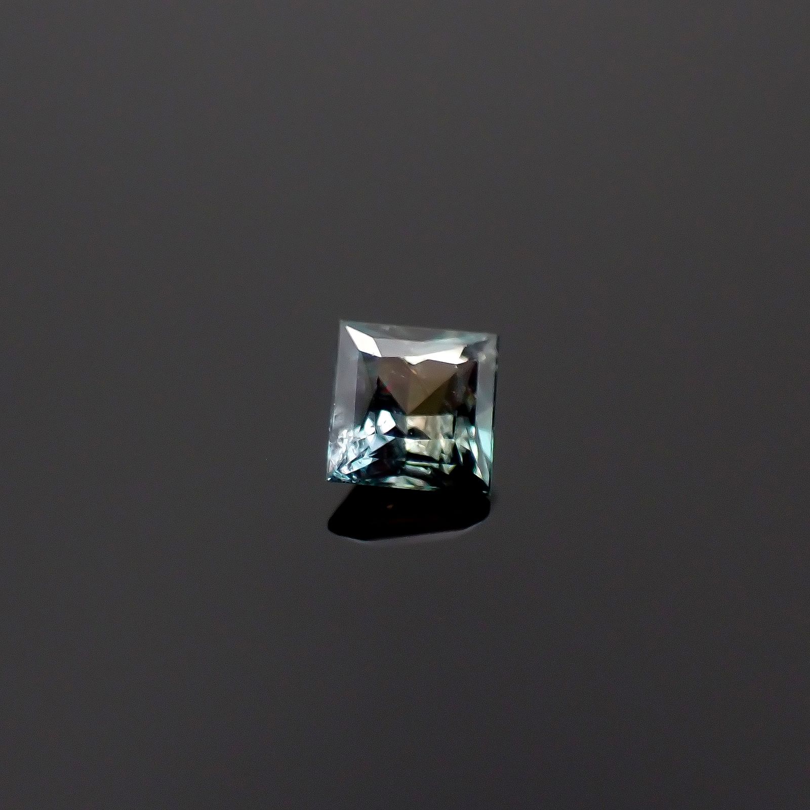◇プリンセスカット◇アレキサンドライト ブラジル産/EmeraldMains社製 0.082ct[240527591]2.4x2.4mm前後