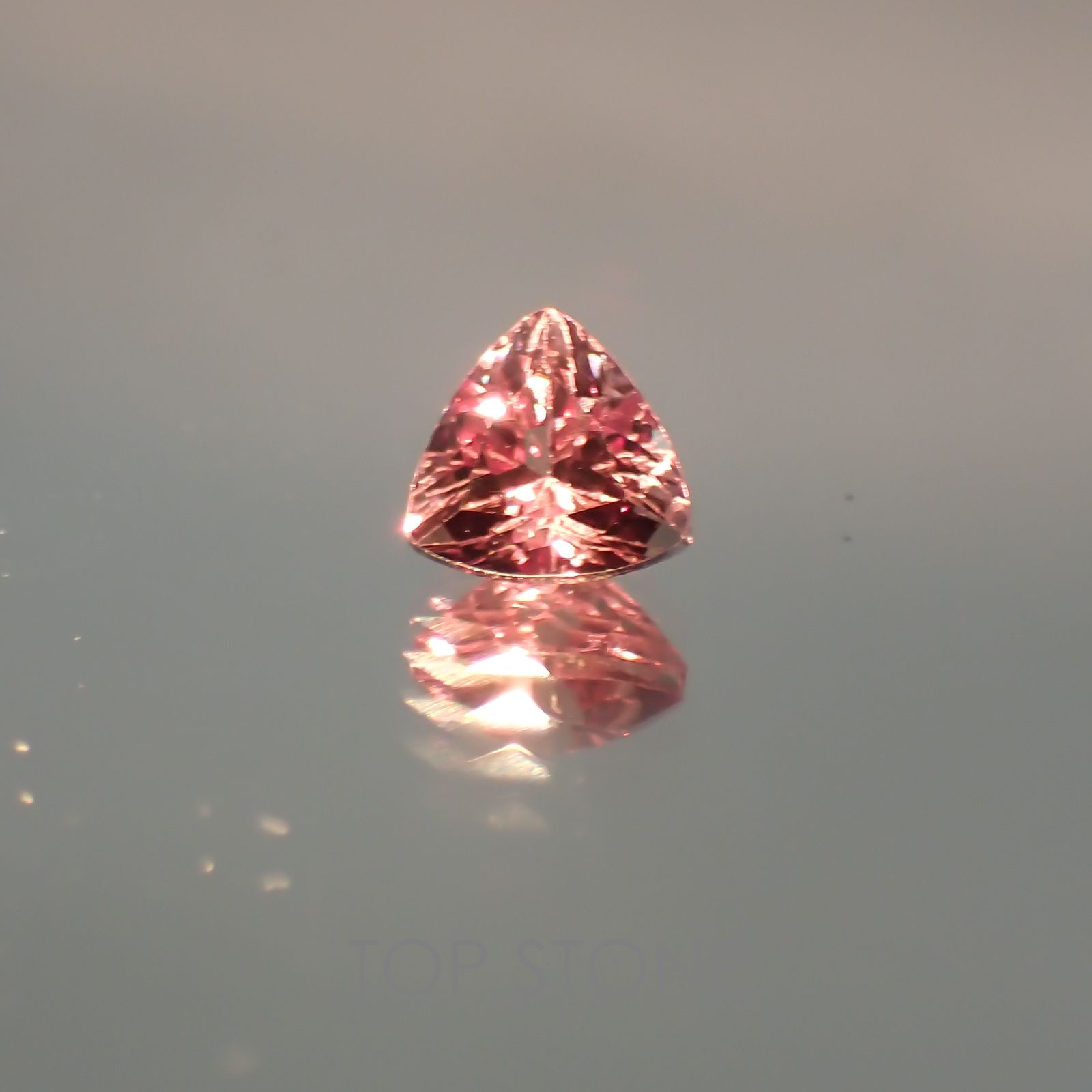 カラーチェンジマラヤガーネット タンザニア産 ルース 0.59ct[21049655]4.9×4.9mm前後