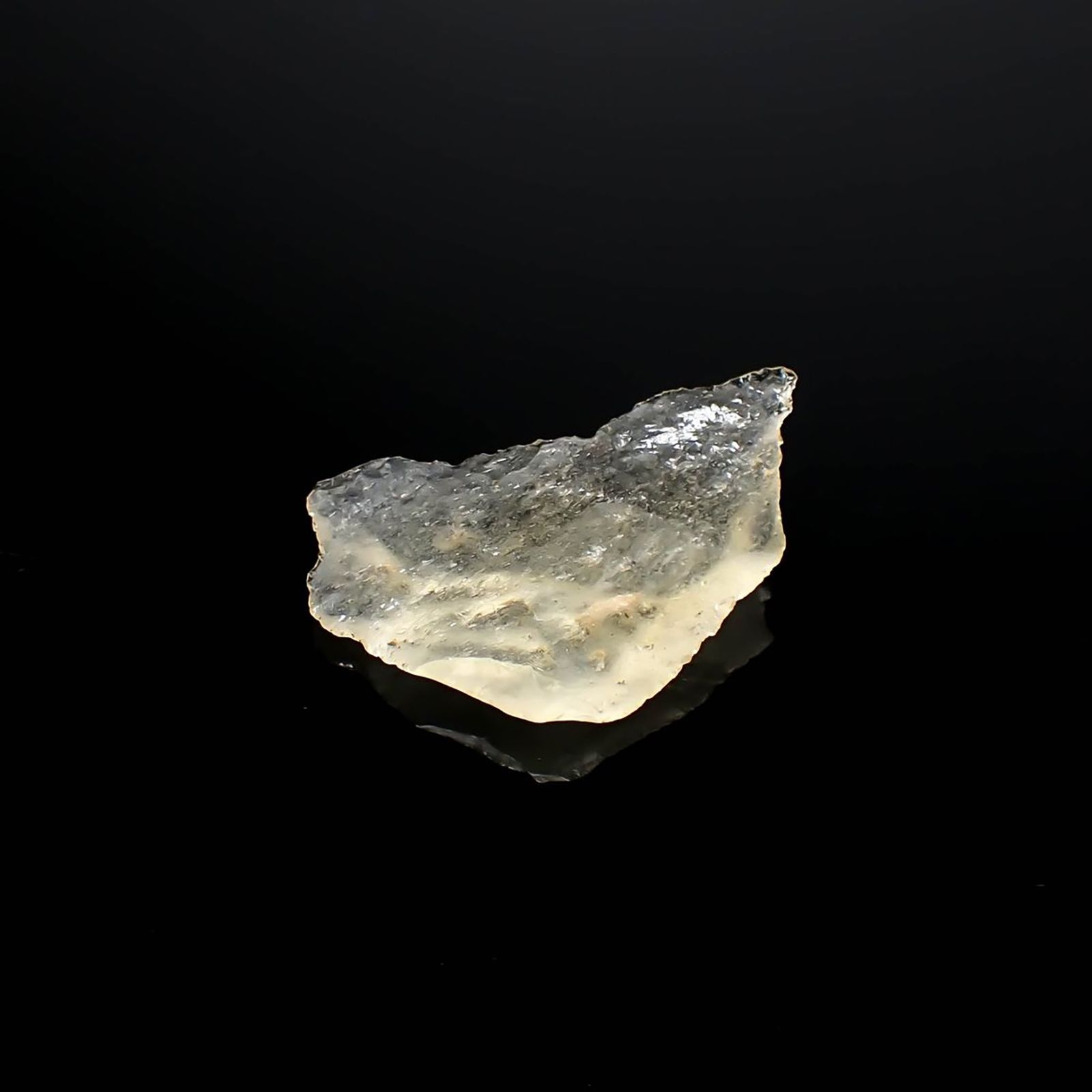 リビアングラス 原石 発見地：エジプト・リビア砂漠 13.46ct / 32.9x21.3mm前後 [260729284]