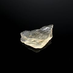 リビアングラス 原石 発見地：エジプト・リビア砂漠 13.46ct / 32.9x21.3mm前後 [260729284]
