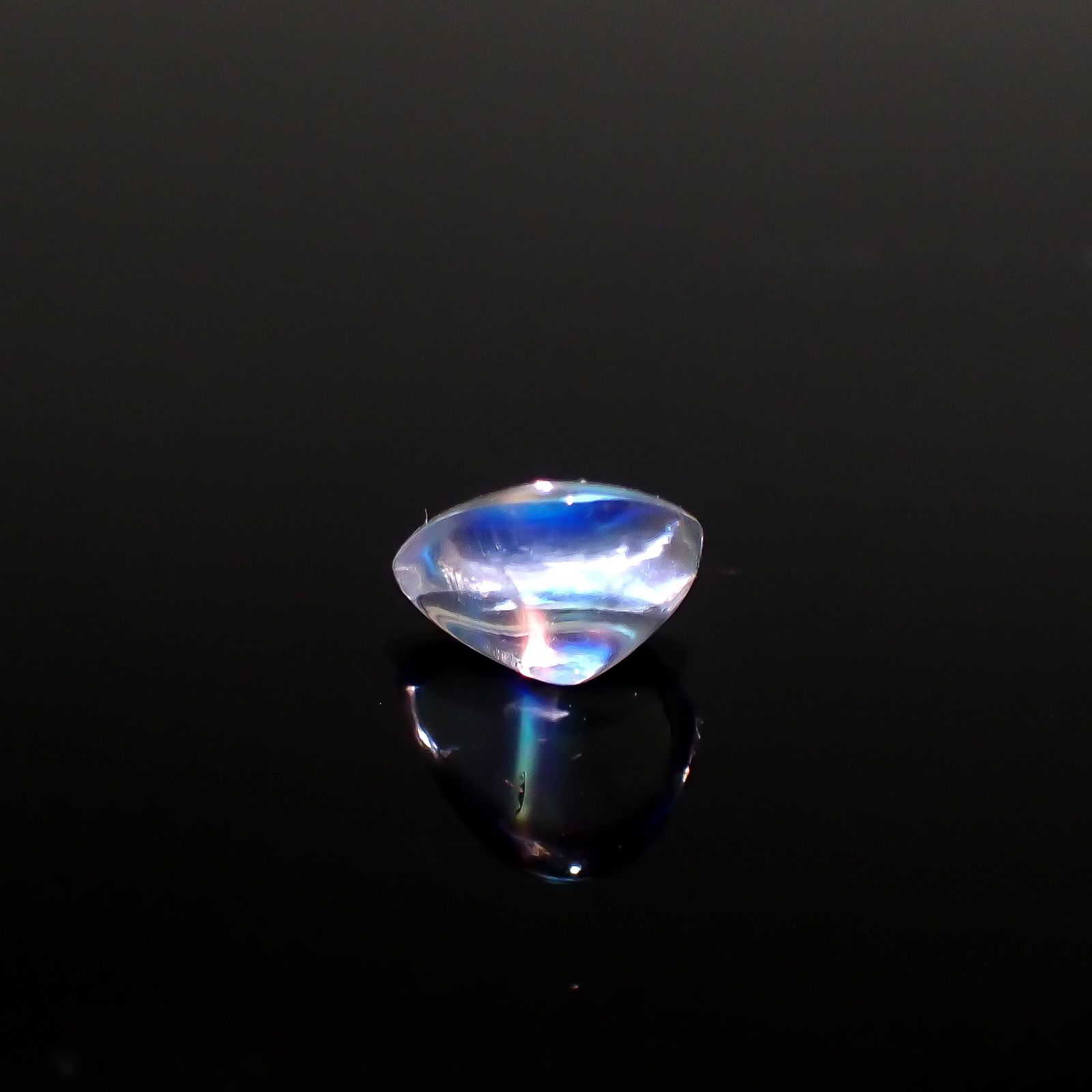 ◇バフカット◇レインボームーンストーン(宝石名ラブラドライト)マダガスカル産 1.323ct ソ付(彩珠)[240427204]7.9x6.6mm前後