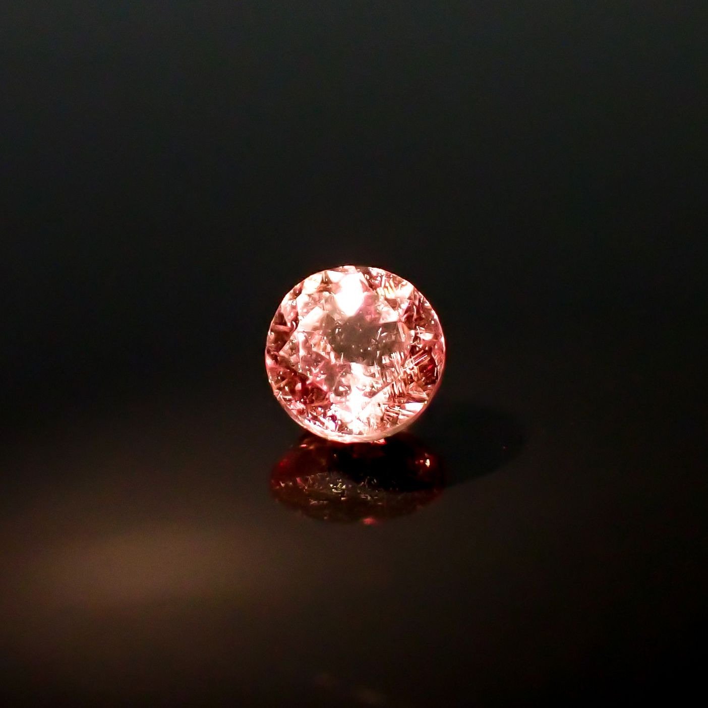 ドラゴンガーネット タンザニア産 0.50ct / 4.5x4.5mm前後 [260532244]