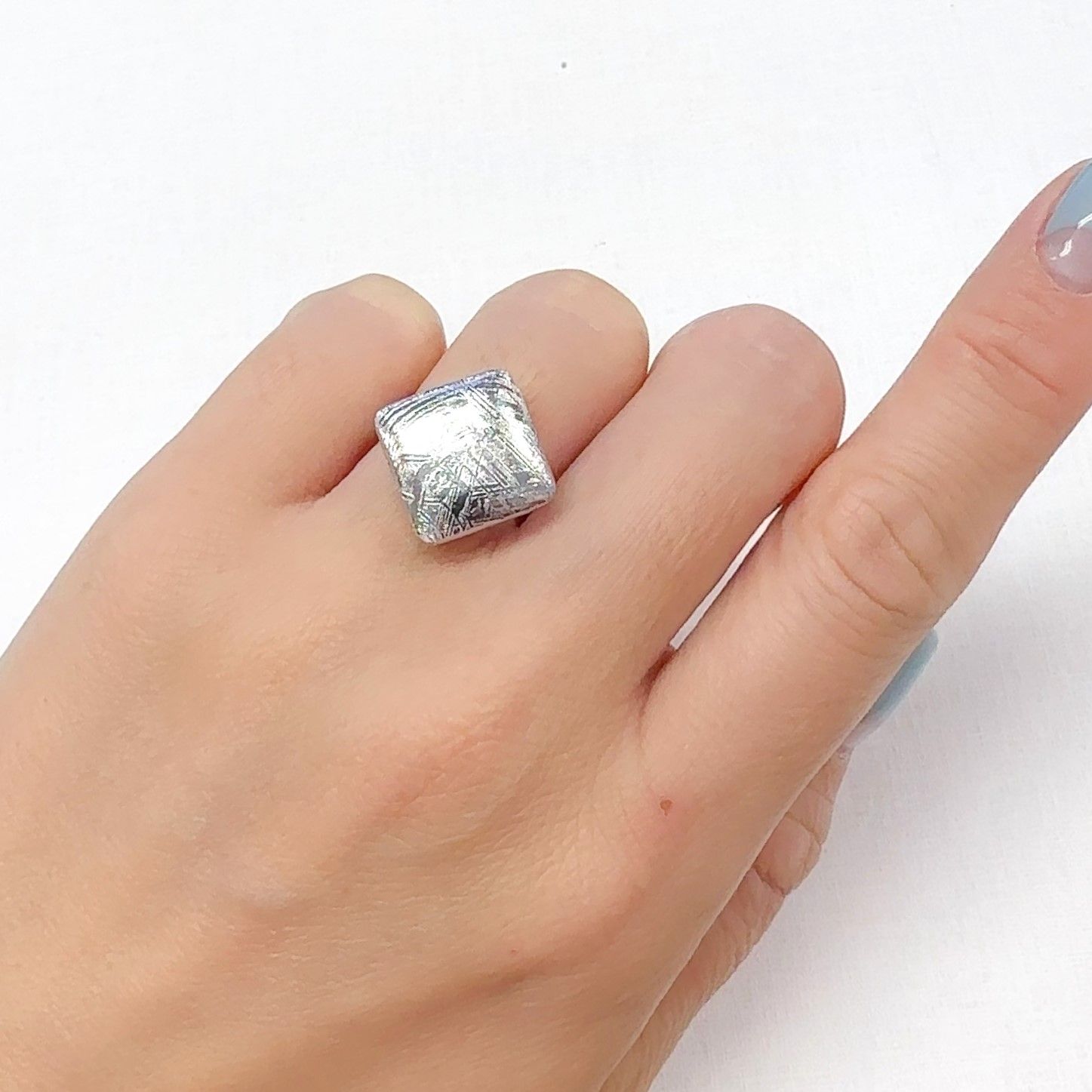 ムオニナルスタ隕石 発見地:スウェーデン 15.63ct[240125776]13.8x13.7mm前後