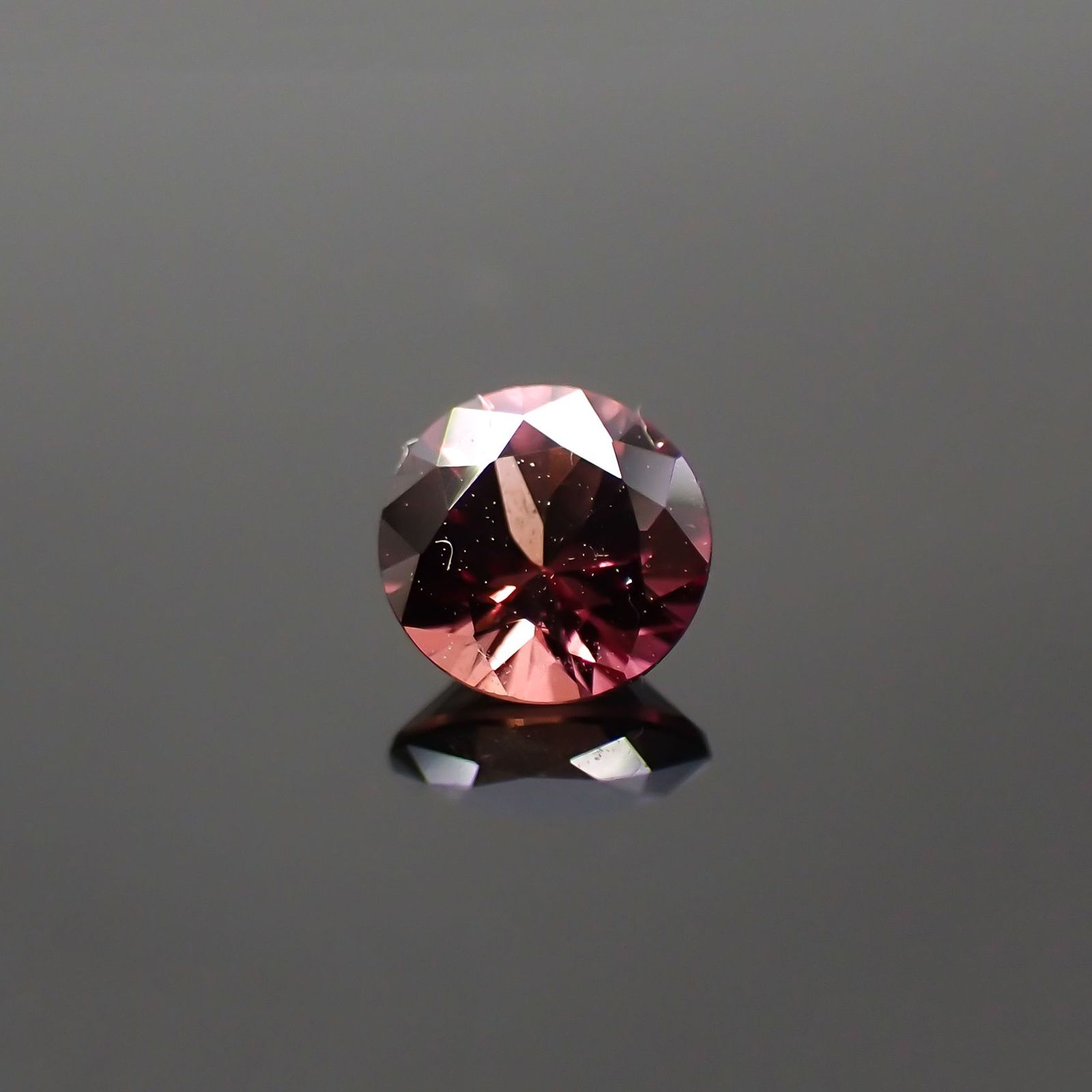 バーガンディーサファイア(宝石名サファイア)タンザニア産 識別済 0.38ct / 4.4x4.3mm前後 [220115036]