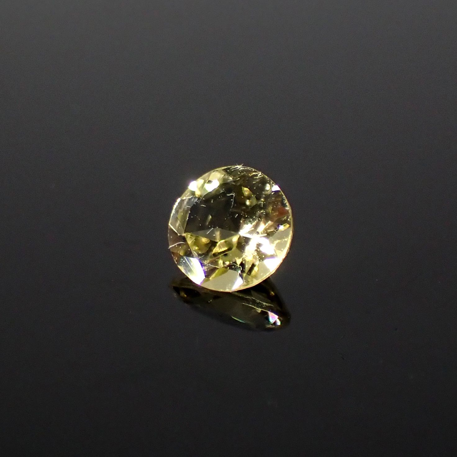 イエローダンビュライト タンザニア産 0.29ct[240125457]4.4x4.4mm前後