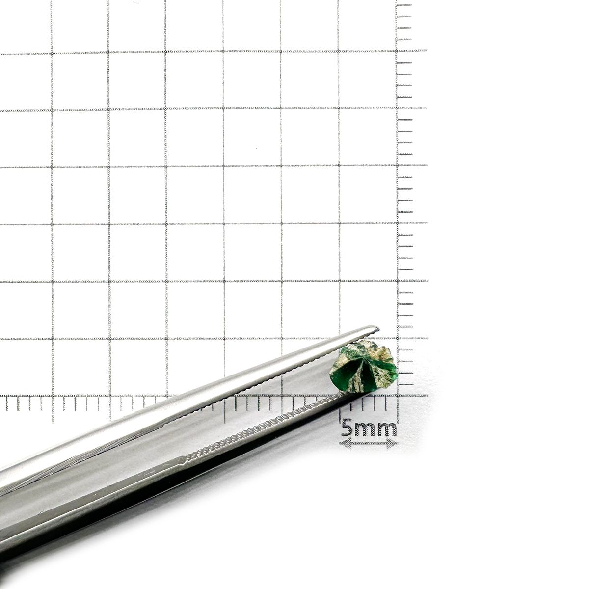 逆トラピッチェエメラルド 原石 コロンビア産 0.73ct[240627844]5x3.5mm前後