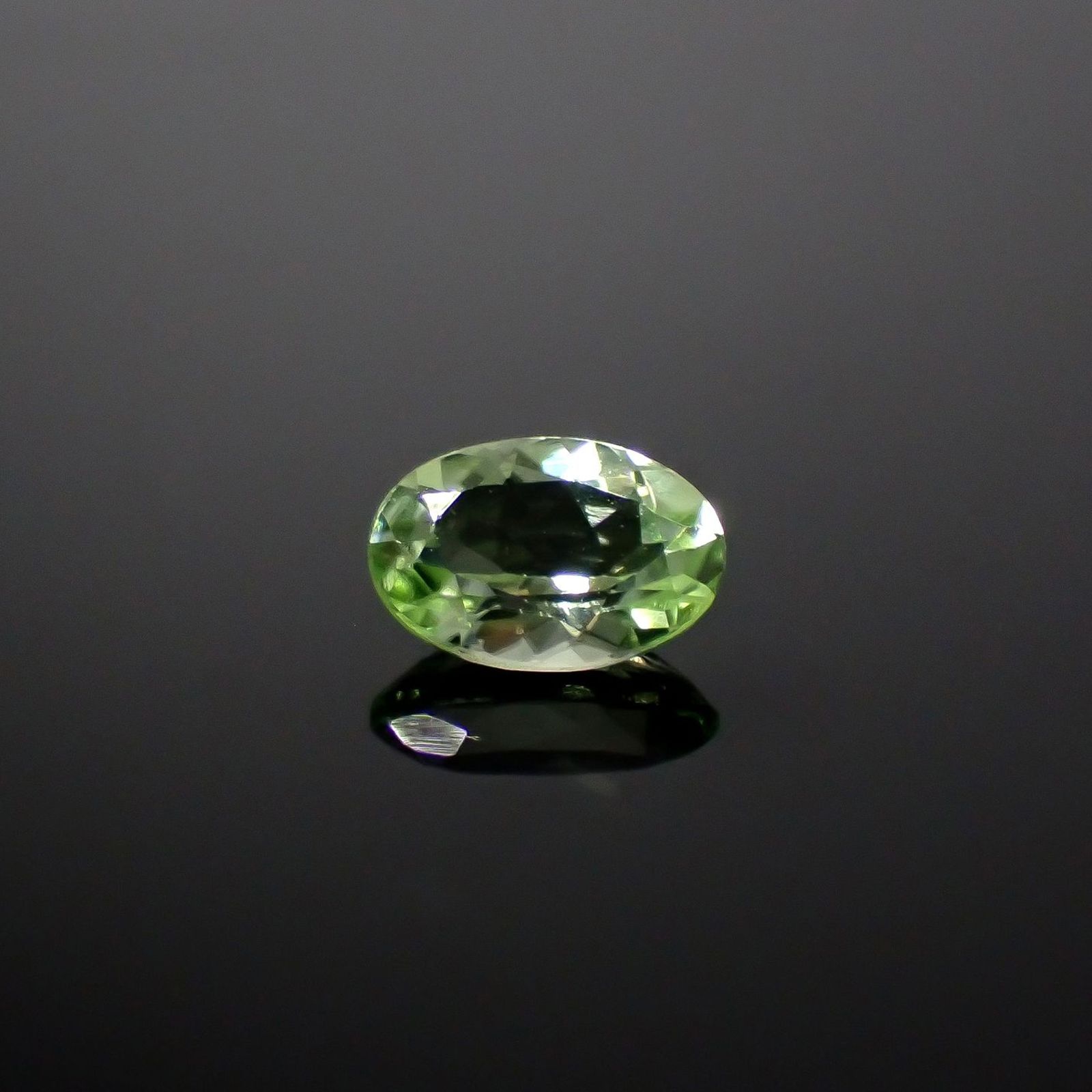 ミントペリドット パキスタン/ノルウェー産 0.48ct / 6.1x4.1mm前後 [250730636]
