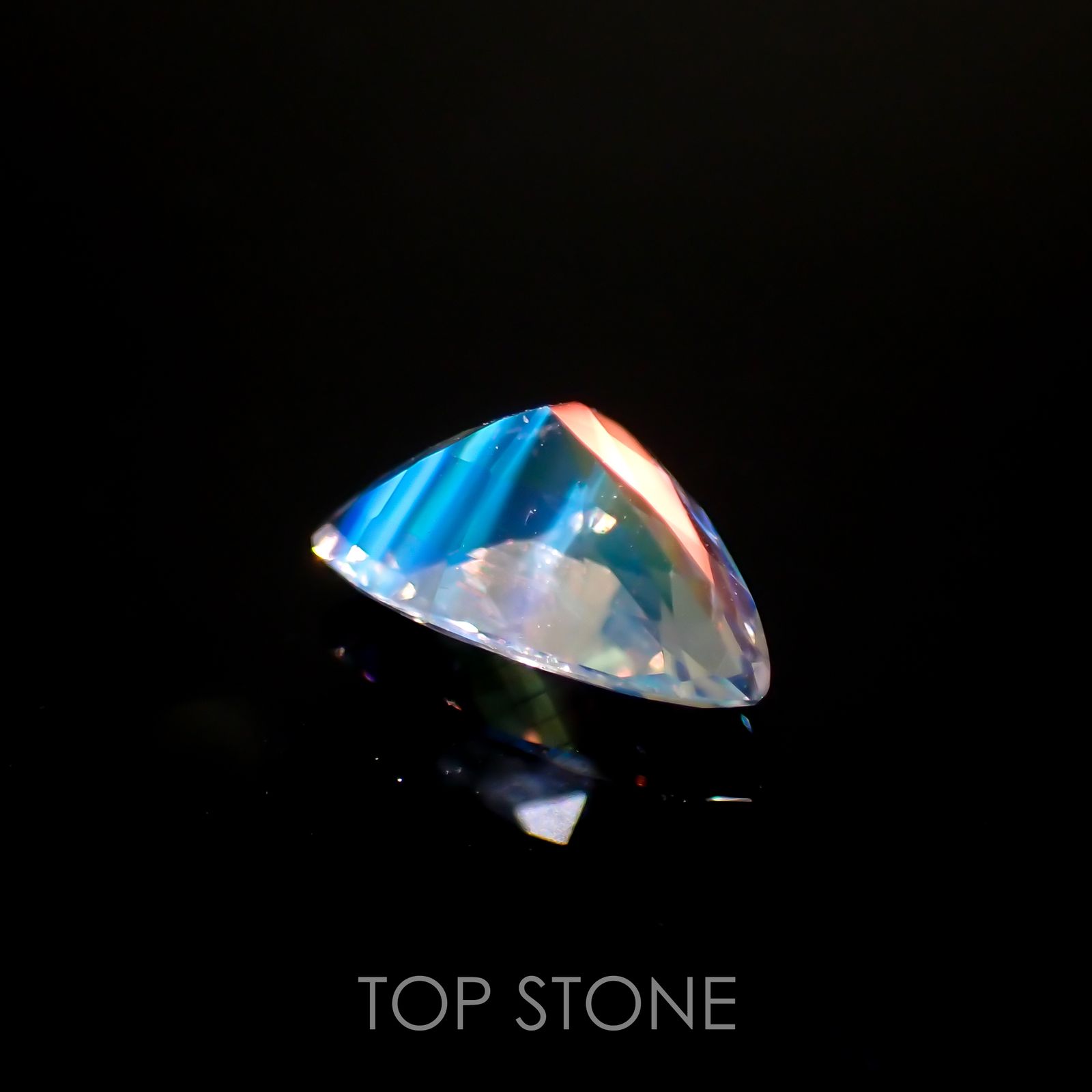 レインボームーンストーン(宝石名ラブラドライト)マダガスカル産 0.51ct 識別済[211113759]4.6x7.2mm前後
