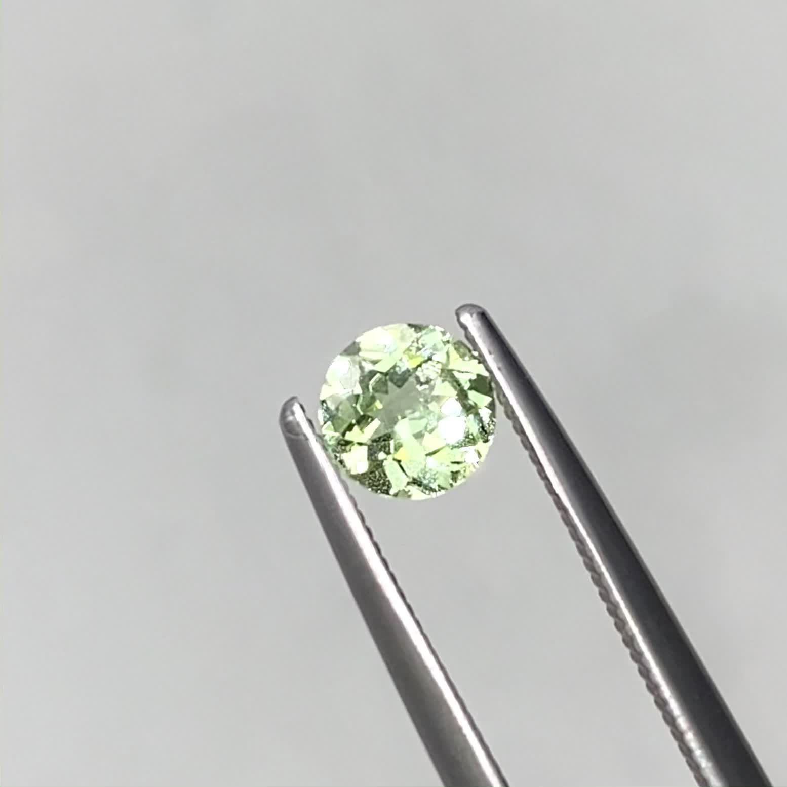 ミントガーネット タンザニア産 0.54ct[231023723]5.1x5.1mm前後 | TOP