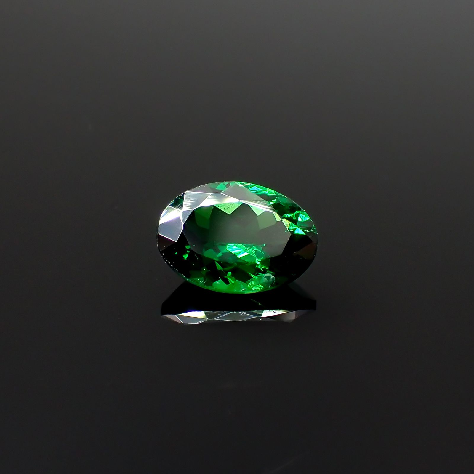 ツァボライト(宝石名グリーン グロッシュラー・ガーネット)タンザニア産 0.799ct ソ付(彩珠)[231224570]6.7x4.8mm前後