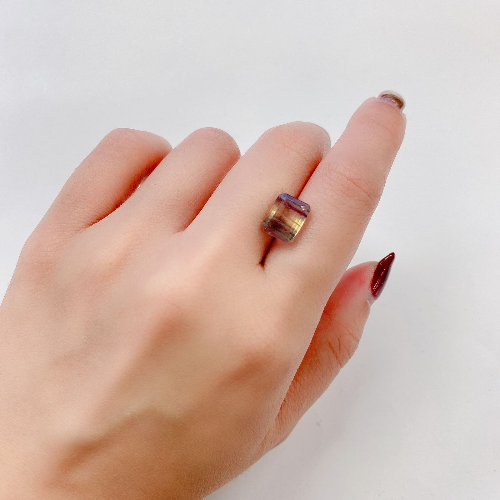 パーティカラーフローライト(宝石名パーティカラード・フルオライト) ブラジル産 4.28ct 識別済[20107054]10.1×8mm前後