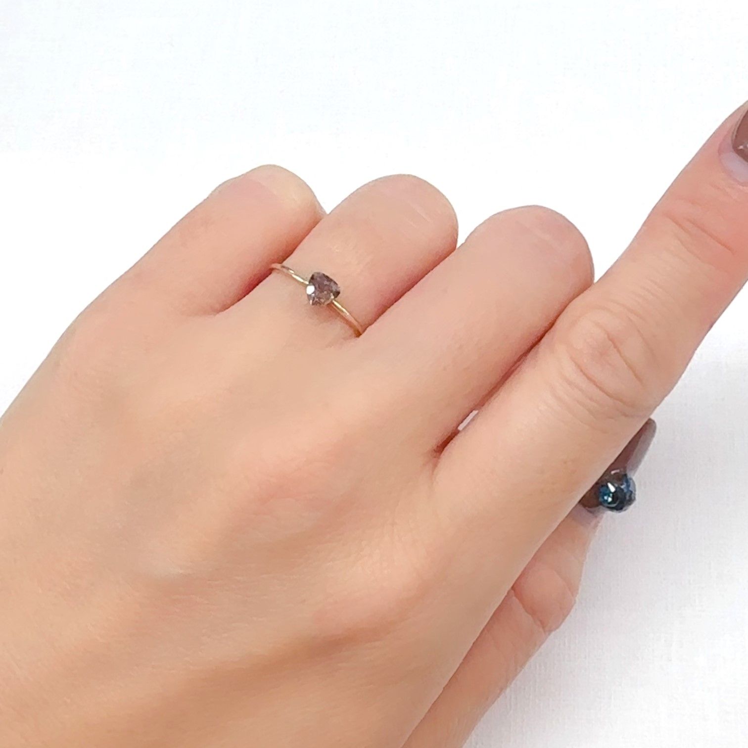 アキシナイト パキスタン産 0.31ct[240628353]4.5x4.4mm前後