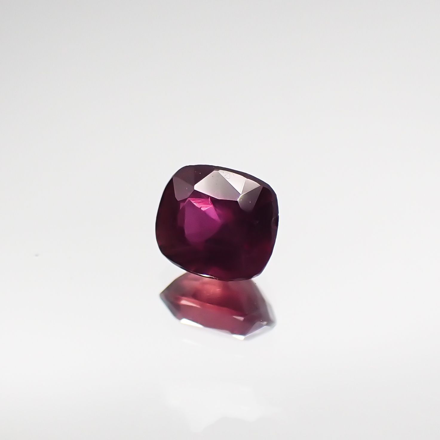 ルビー 非加熱(宝石名ルビー) マダガスカル産 0.31ct 識別済[210711712]3.9×3.5mm前後