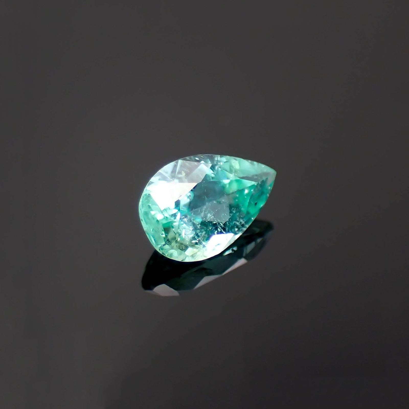 パライバトルマリン(宝石名トルマリン/別名パライバ・トルマリン)ブラジル・キントス鉱山産 識別済 0.23ct / 5.3x3.4mm前後 [221018837]