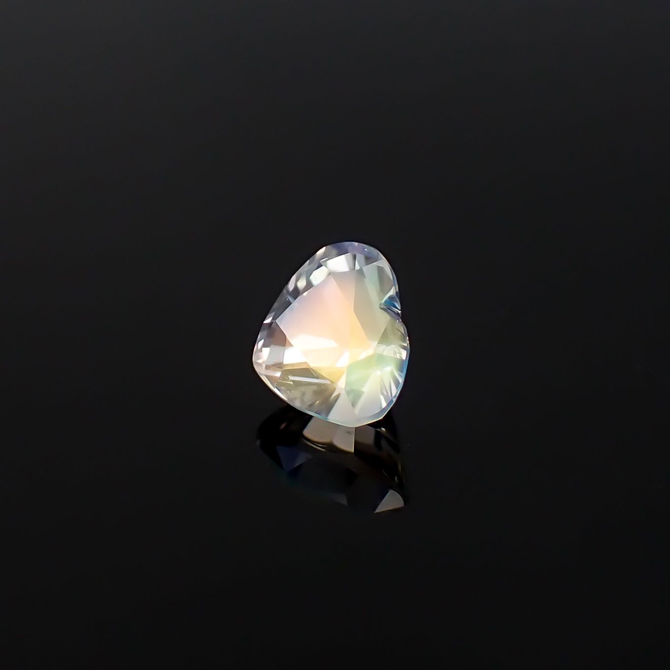 レインボームーンストーン マダガスカル産 1.06ct / 6x6.9mm前後 [260632374]